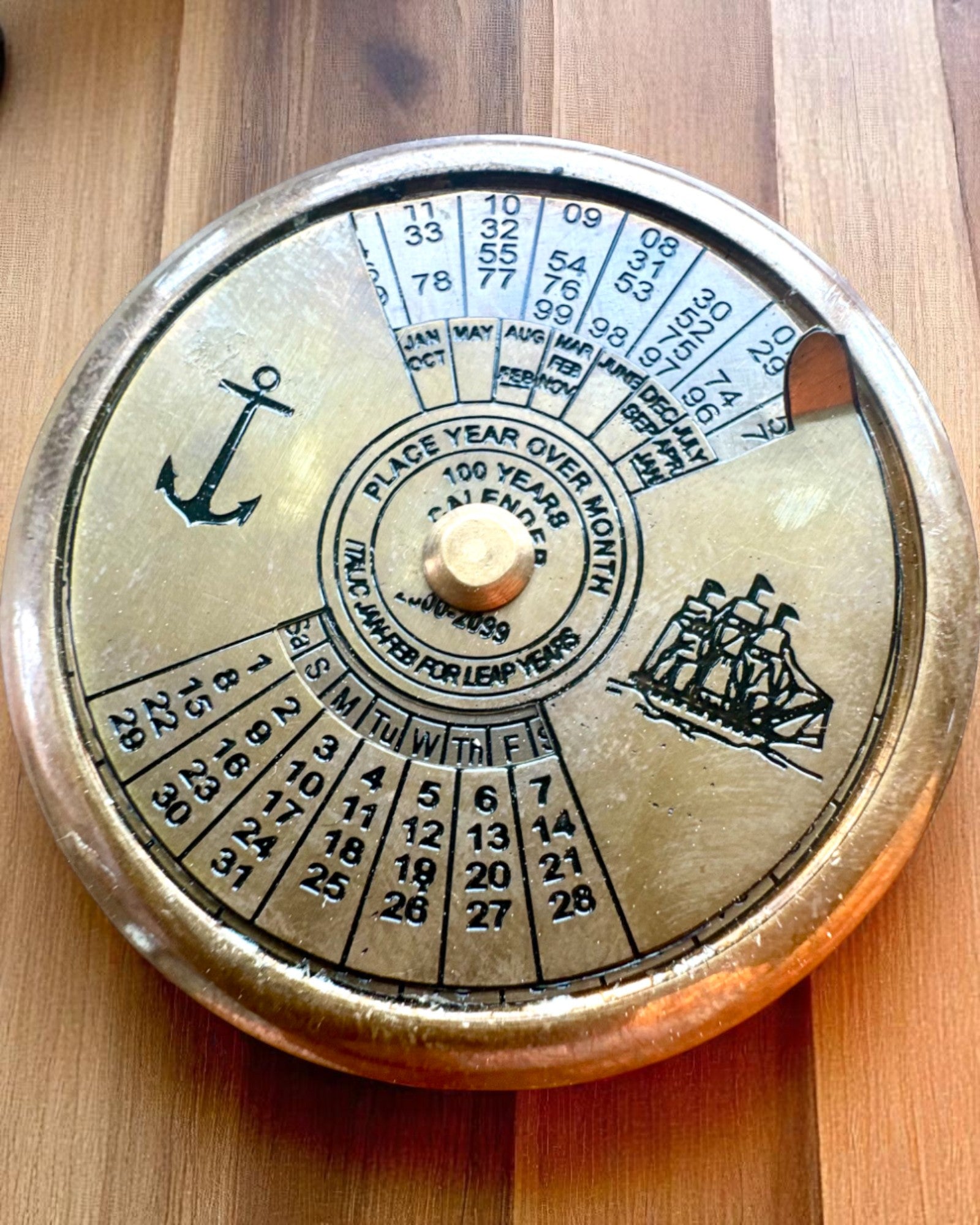 Mini Captain's Calendar "Navigator" – brass decoration with a maritime spirit, engraving option for a gift, 5 cm in diameter