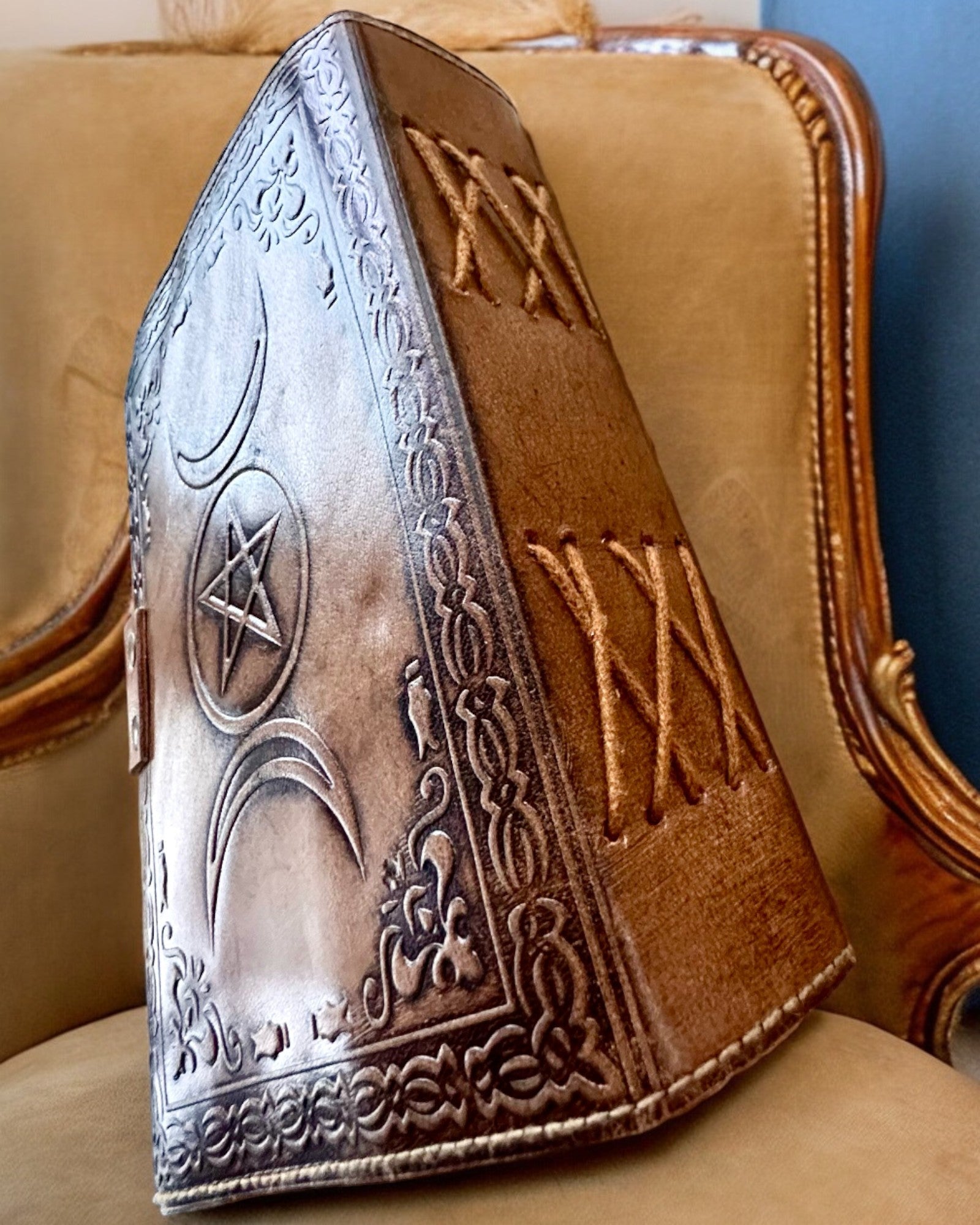 Premium Journal, Antique Design, Leather Notebook "Magic Chronicle" 200 pages, 2 options to choose from, personalization with engraving