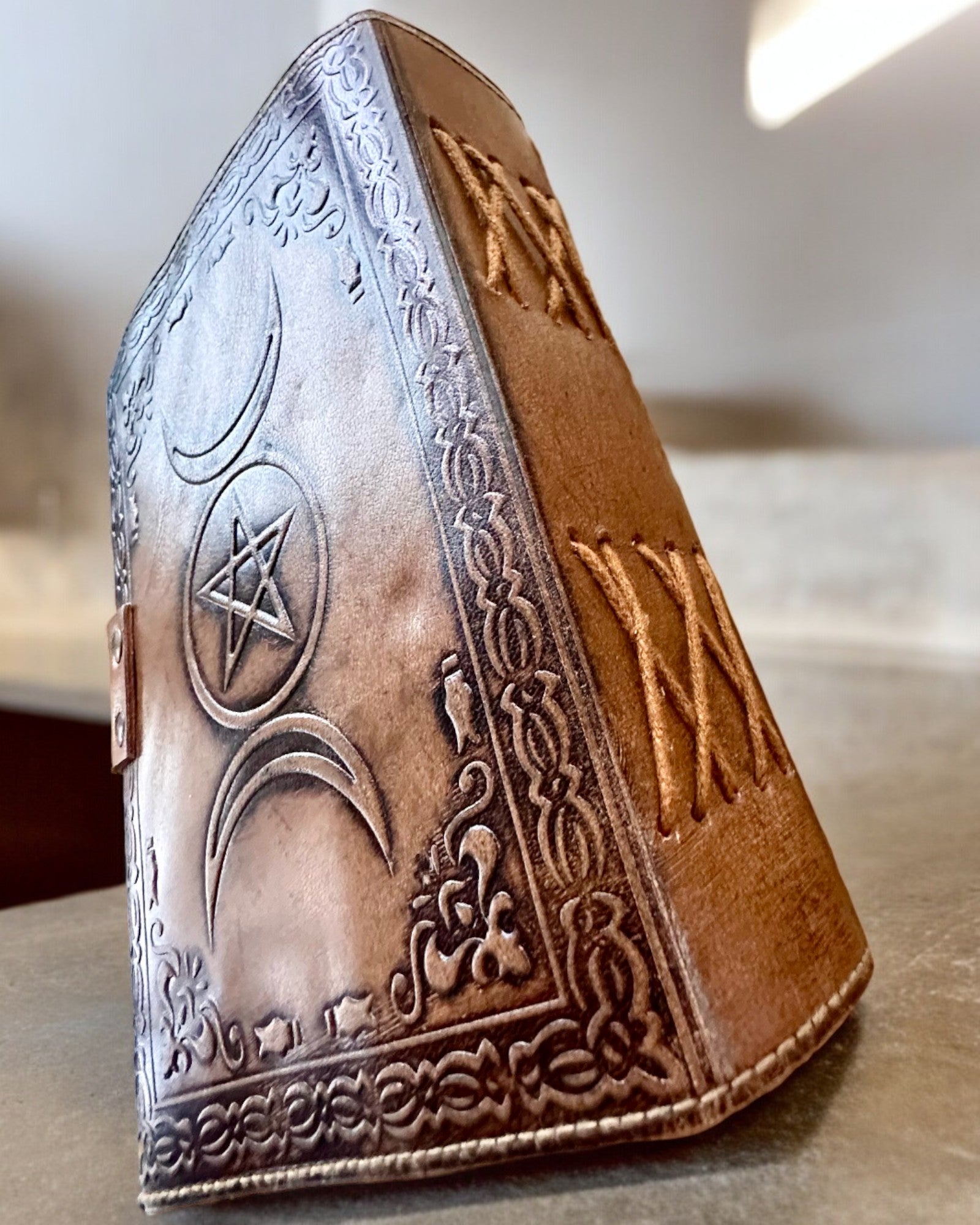 Premium Journal, Antique Design, Leather Notebook "Magic Chronicle" 200 pages, 2 options to choose from, personalization with engraving