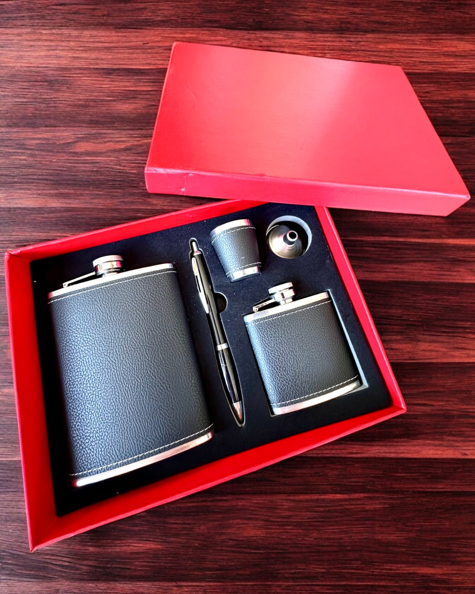 "Stylish Gentleman" Flask Set - customizable with engraving for a gift