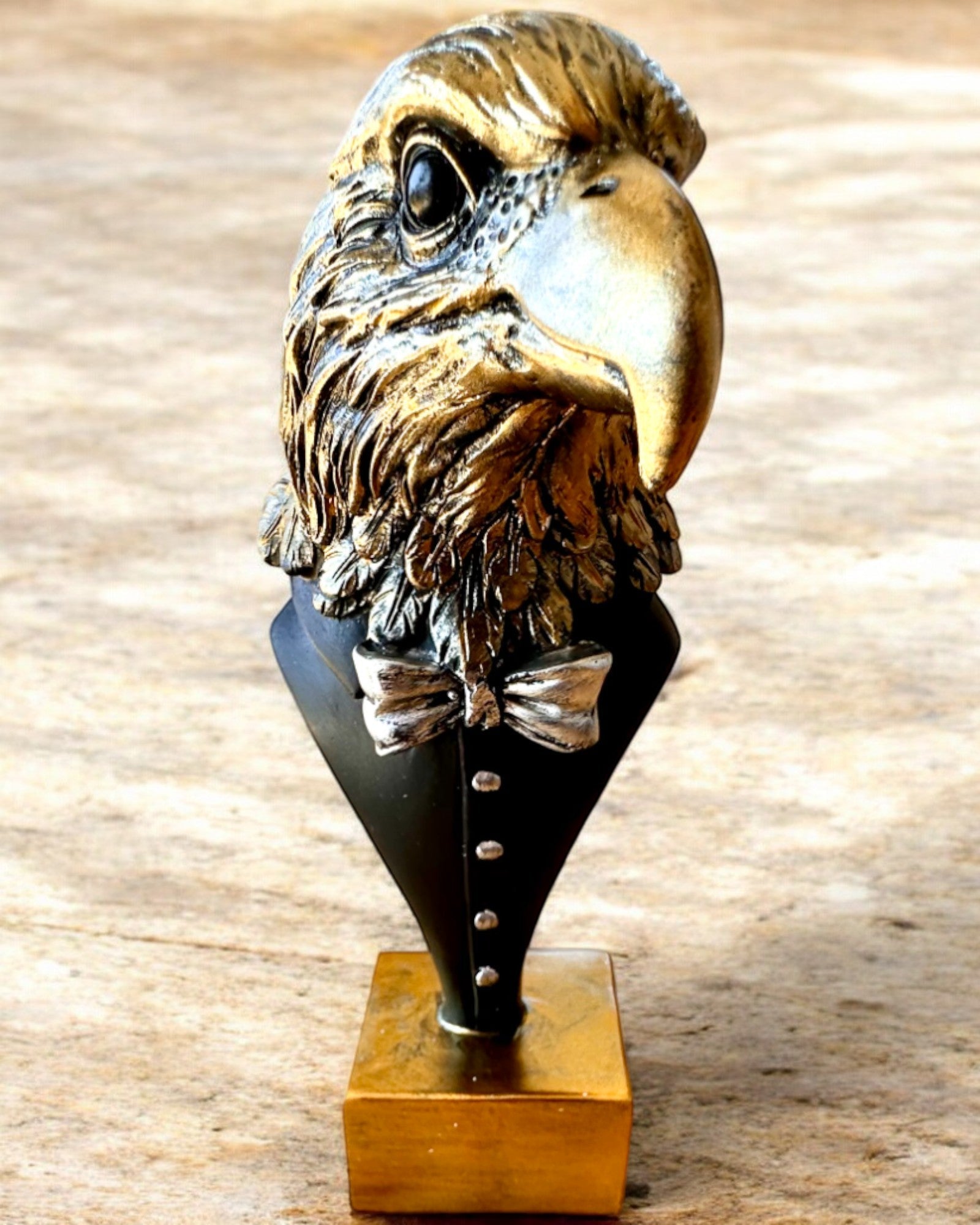 Eagle Head Figurine Büffel Warden – in Elegant Tailcoat with Engraving Option for Gift