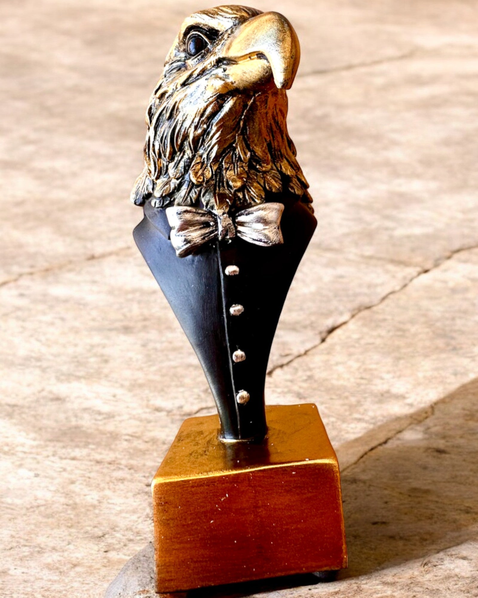 Eagle Head Figurine Büffel Warden – in Elegant Tailcoat with Engraving Option for Gift