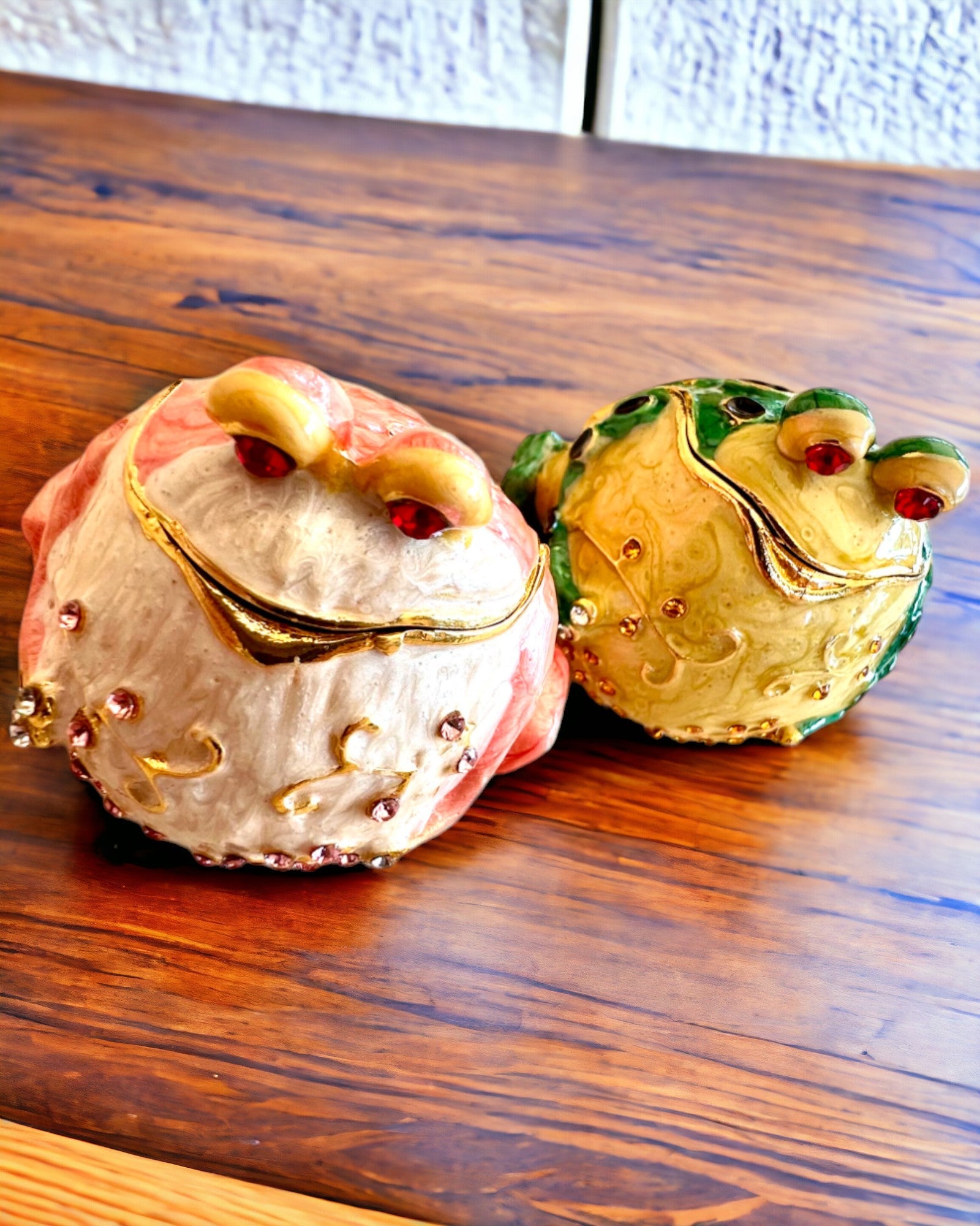 Elegant decorative box "Frog Treasure" for a personalized gift, with engraving option