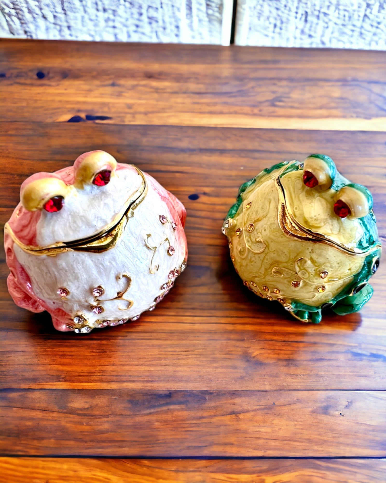 Elegant decorative box "Frog Treasure" for a personalized gift, with engraving option