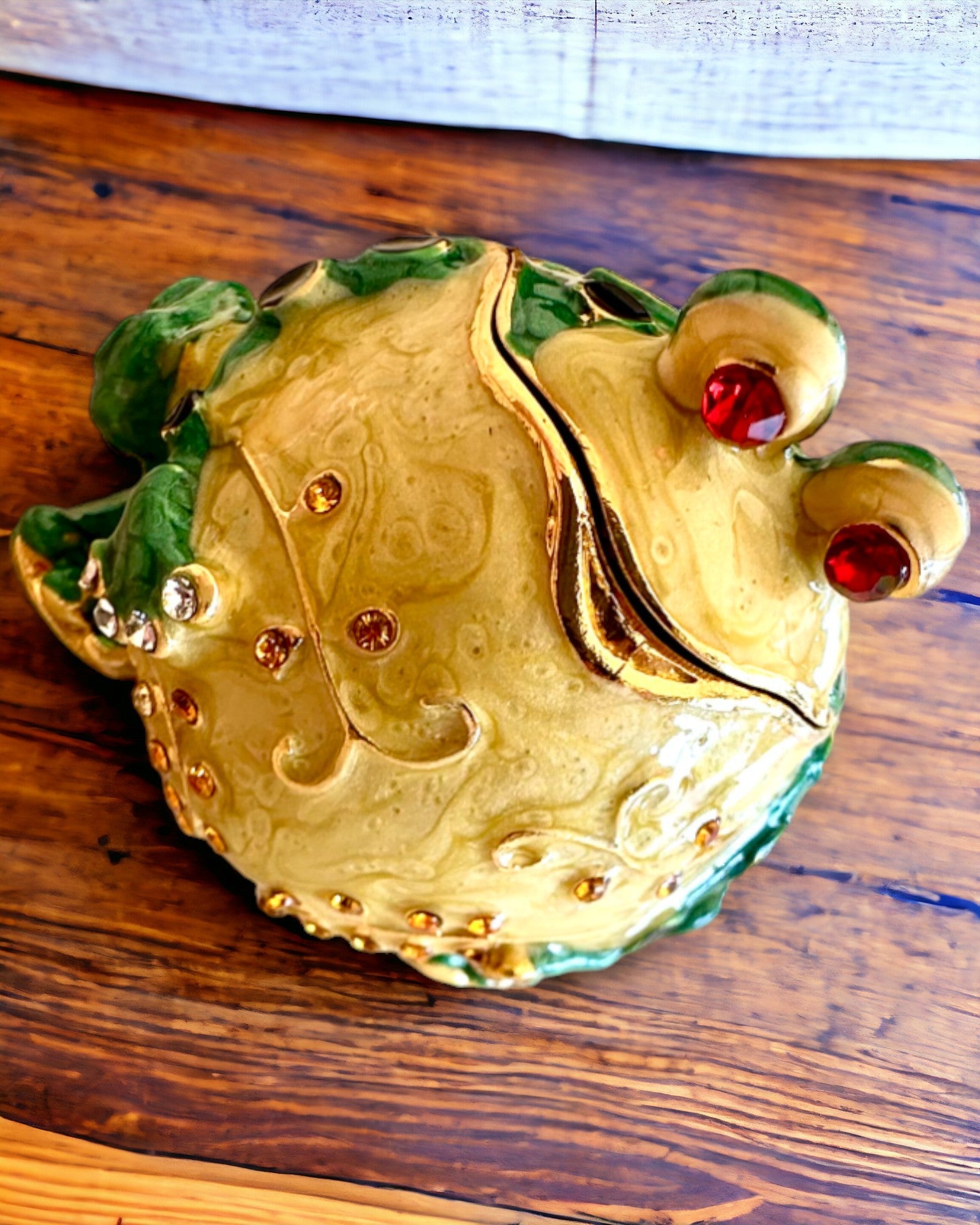 Elegant decorative box "Frog Treasure" for a personalized gift, with engraving option