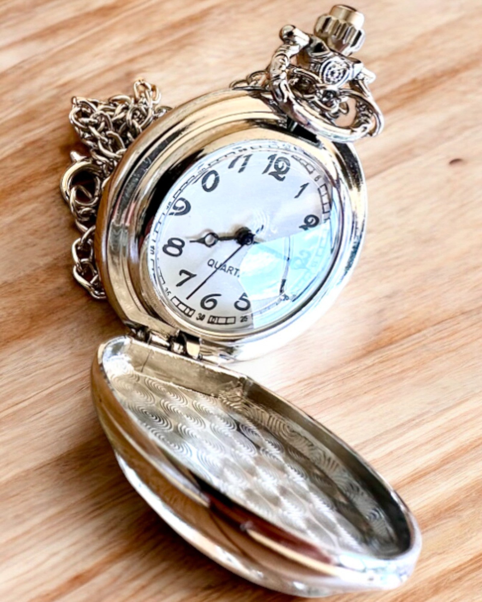 "CloverTime" pocket watch with a four-leaf clover motif, customizable with engraving for a gift