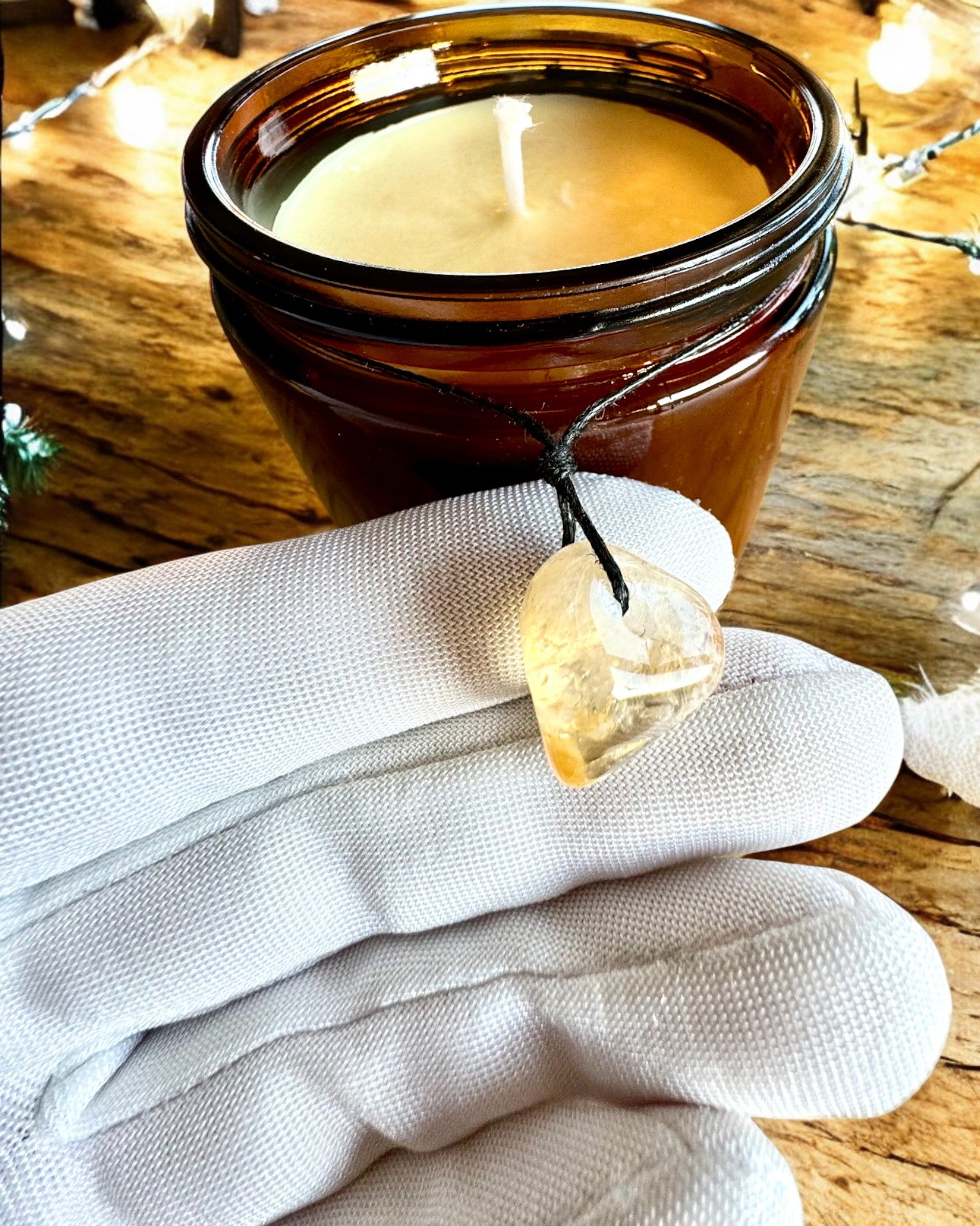 Intentional soy candle 250 ml with natural stone – choose your energy: Citrine or Garnet, personalized engraving for a gift