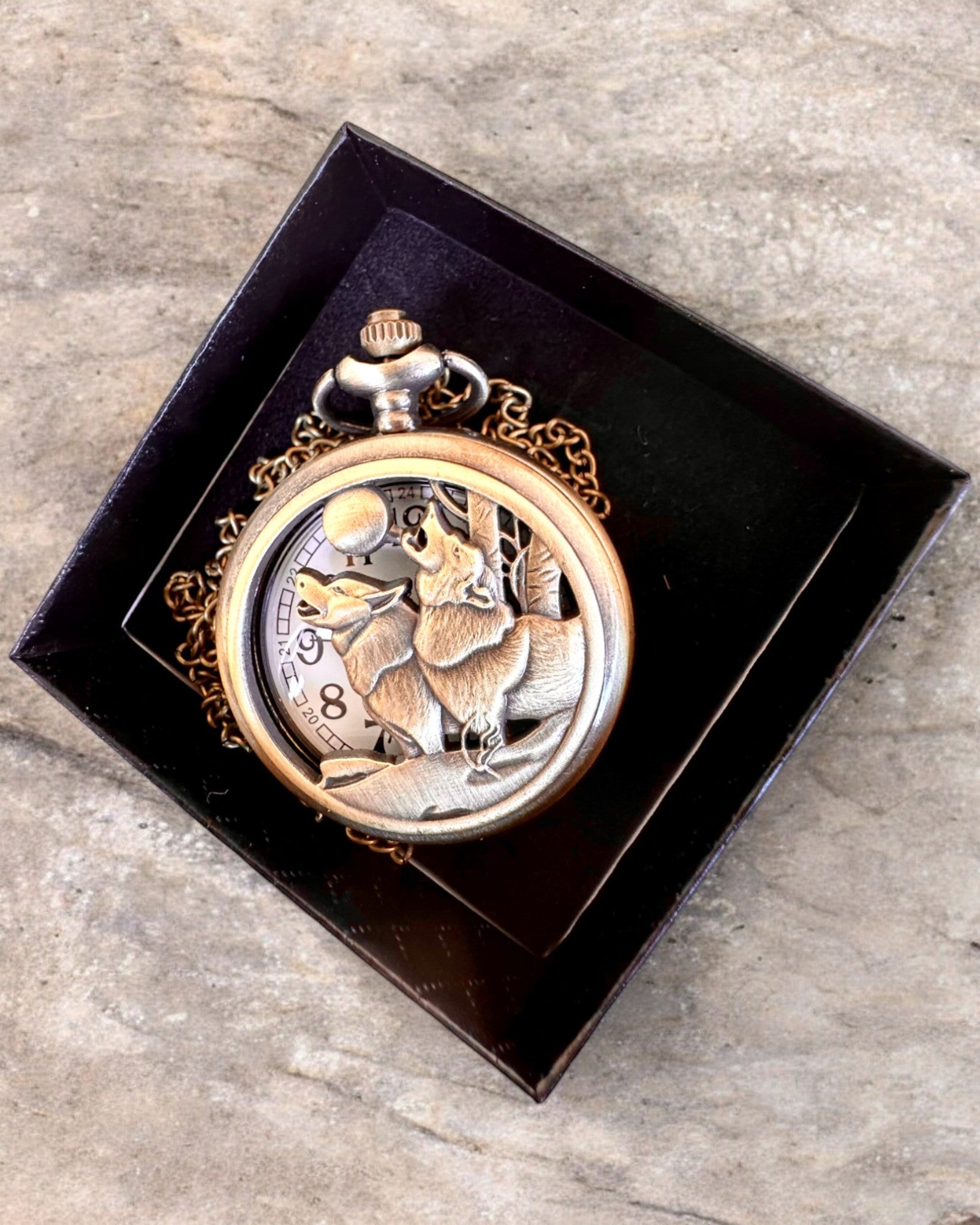 "Luna Wolf" – Stylish Pocket Watch with Wolves, customizable with engraving for a gift