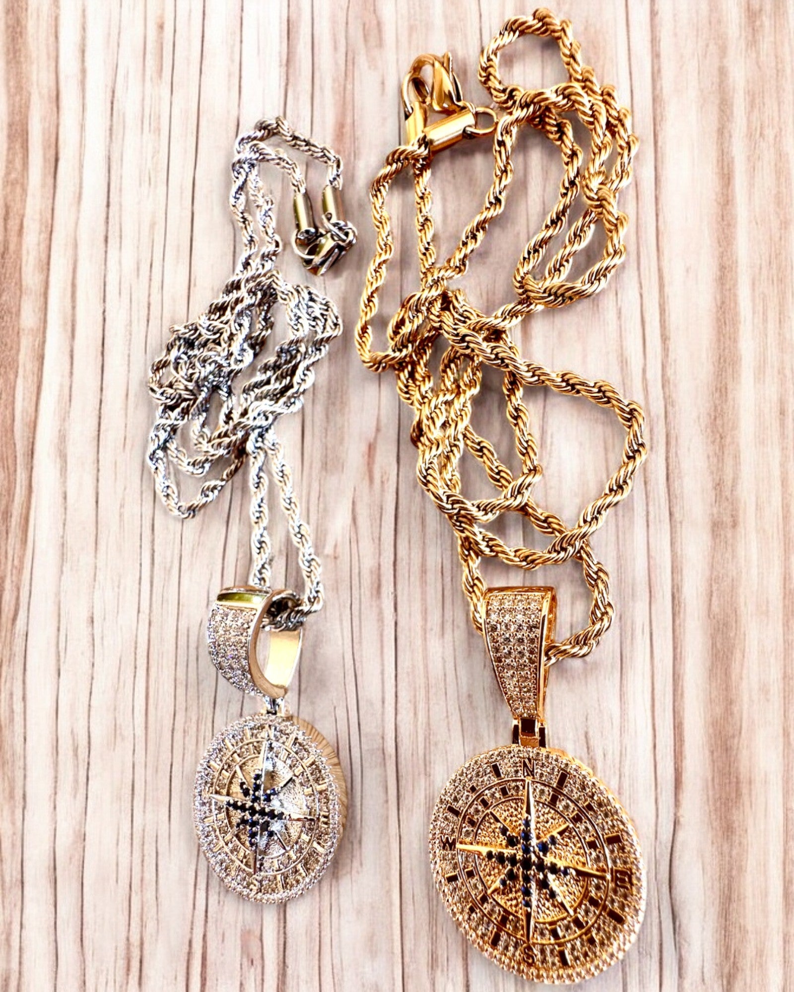 Necklace with Glamour Style Compass Pendant with Zirconia for Women and Men - 2 variants to choose from, personalization with engraving for a gift