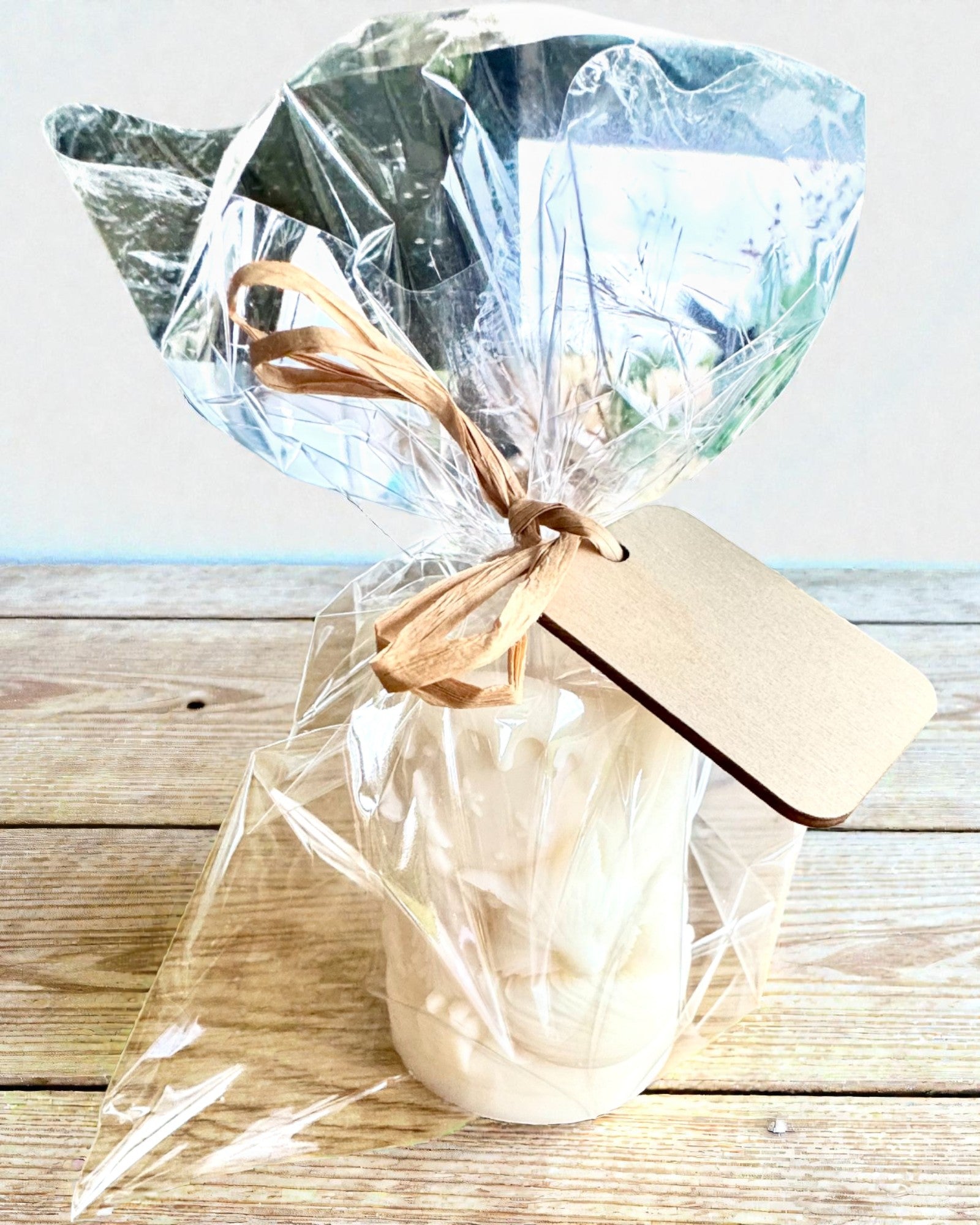 Soy candle Winter Fox, 7.5 cm tall, hand-poured soy candle with a cute sleeping fox, customizable with engraving on the plaque