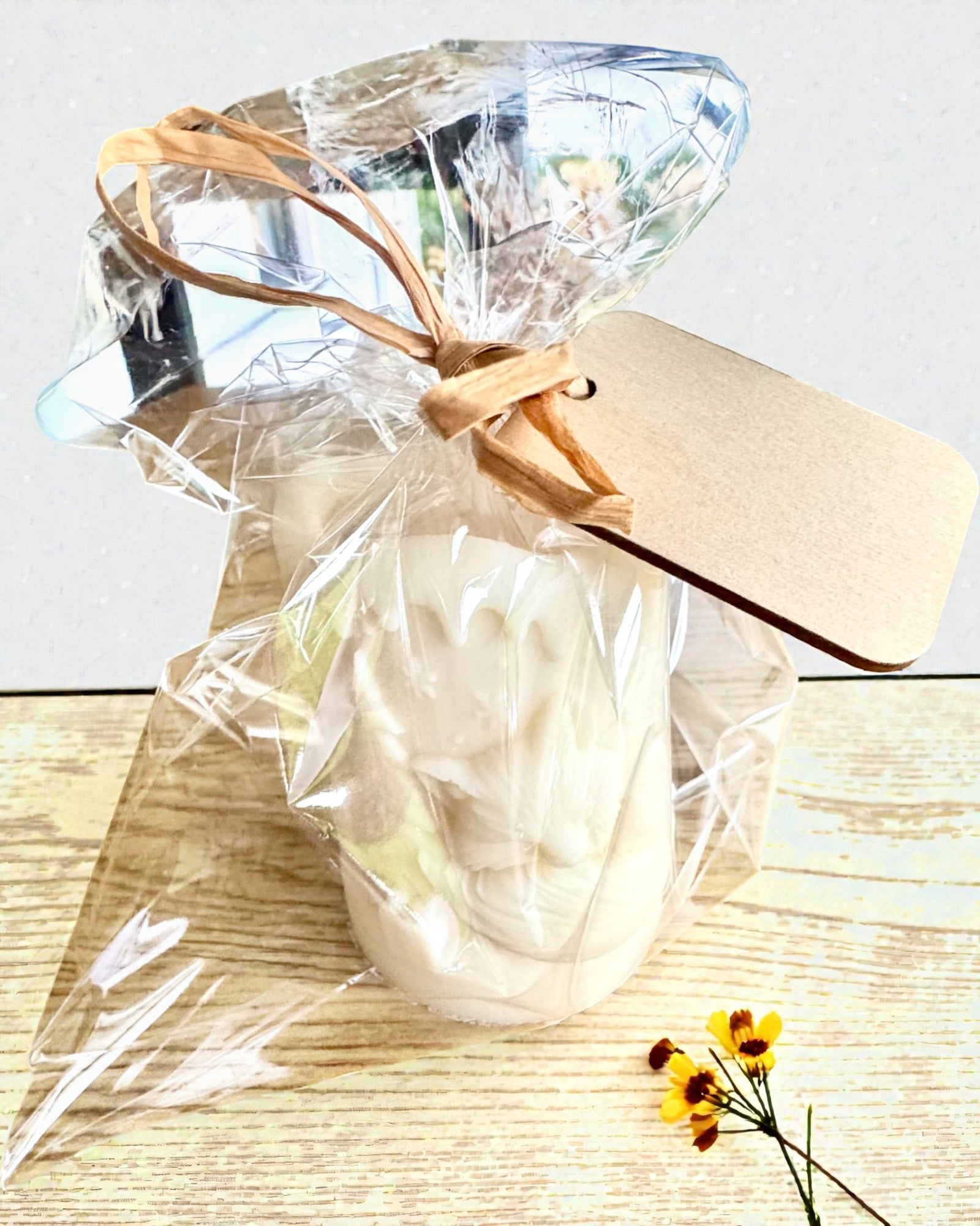 Soy candle Winter Fox, 7.5 cm tall, hand-poured soy candle with a cute sleeping fox, customizable with engraving on the plaque