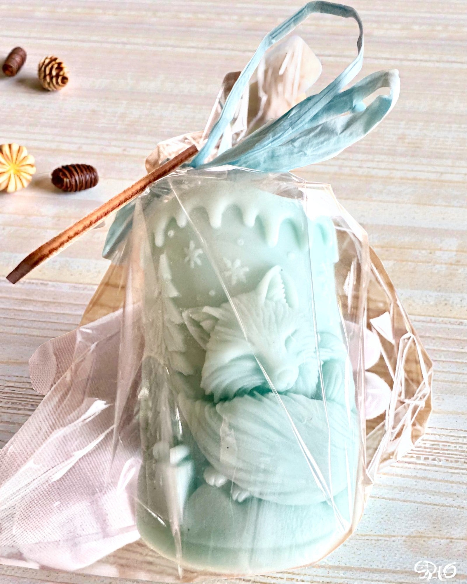 Soy candle Winter Fox, 7.5 cm tall, hand-poured soy candle with a cute sleeping fox, customizable with engraving on the plaque