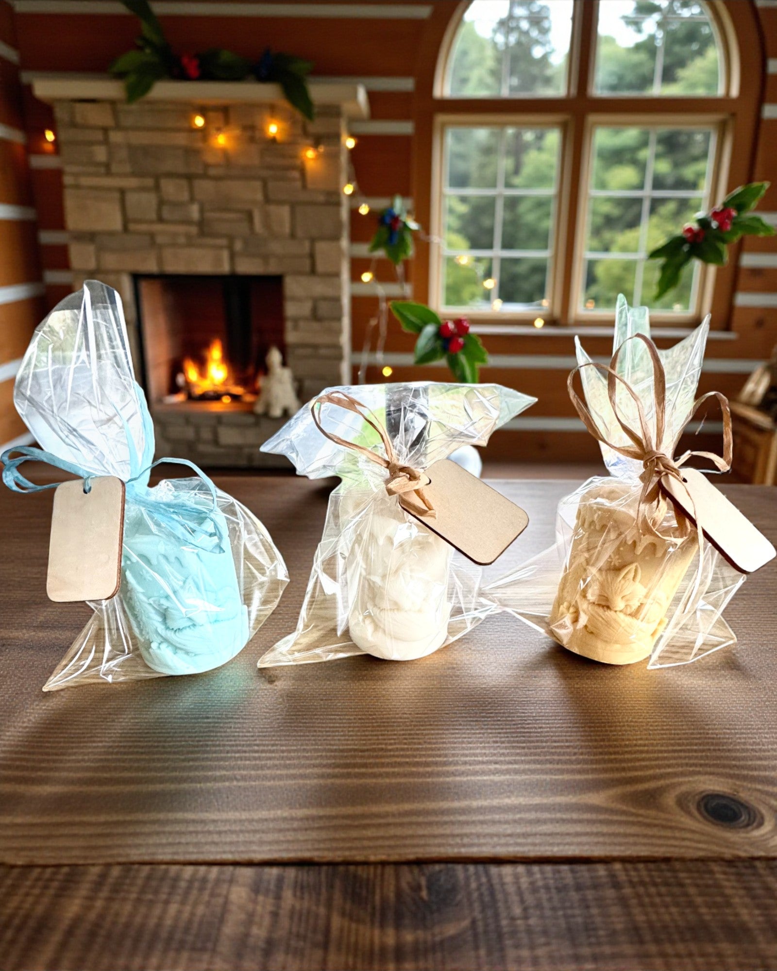 Soy candle Winter Fox, 7.5 cm tall, hand-poured soy candle with a cute sleeping fox, customizable with engraving on the plaque