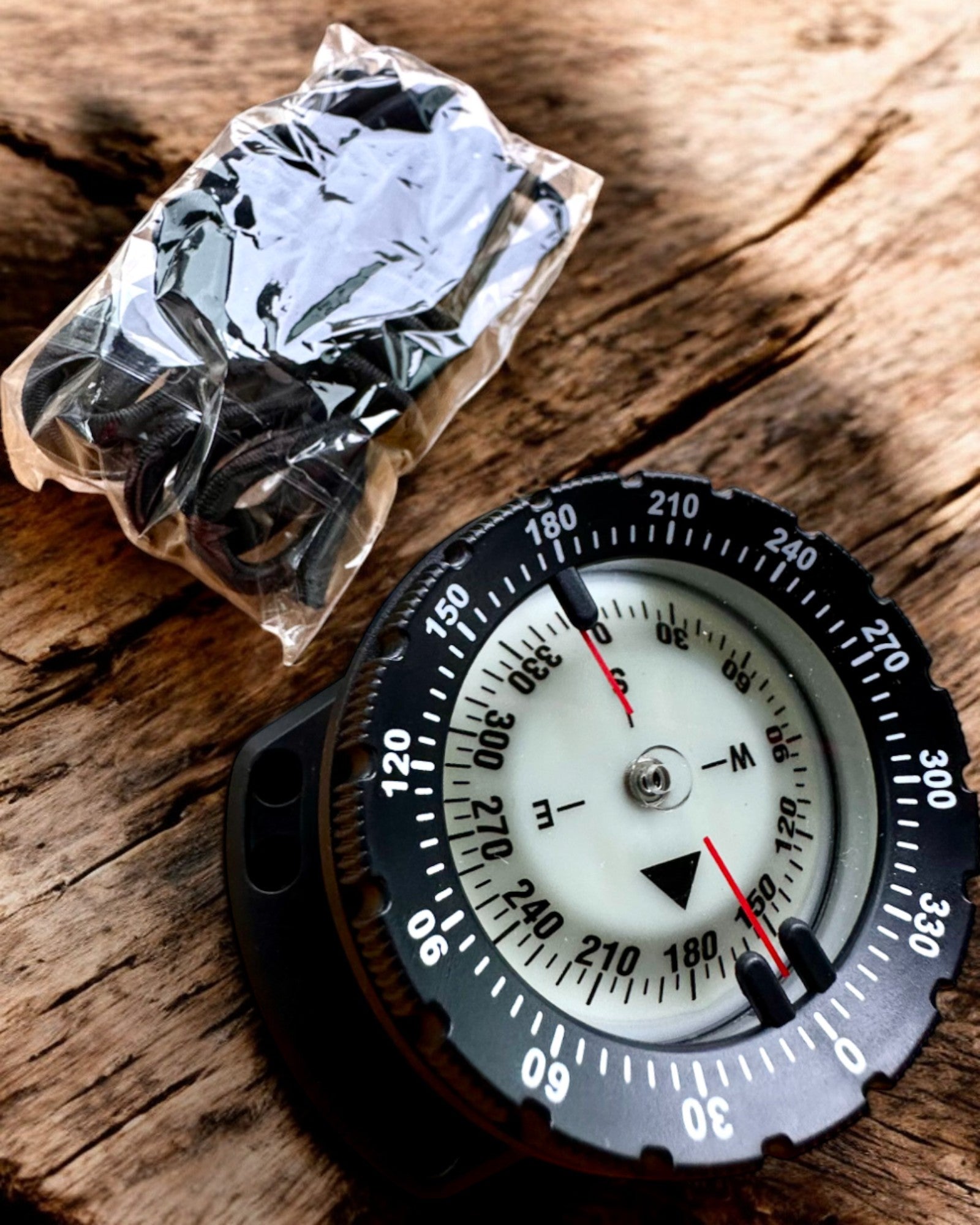 AquaGuide Diving Compass - waterproof compass with luminescence function and flexible strap, customizable