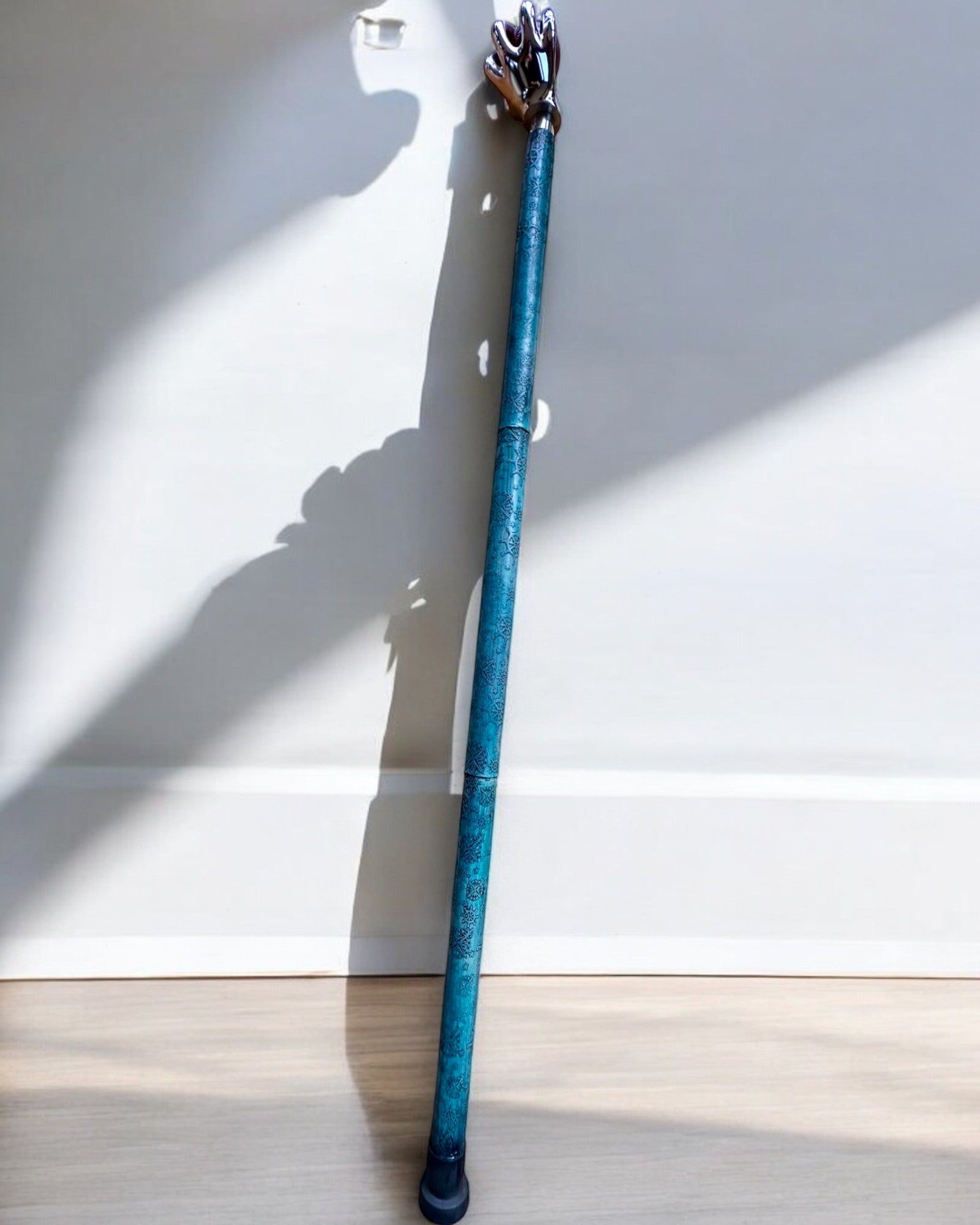 Walking cane "Royal Hand" – handcrafted with natural leather, customizable with engraving