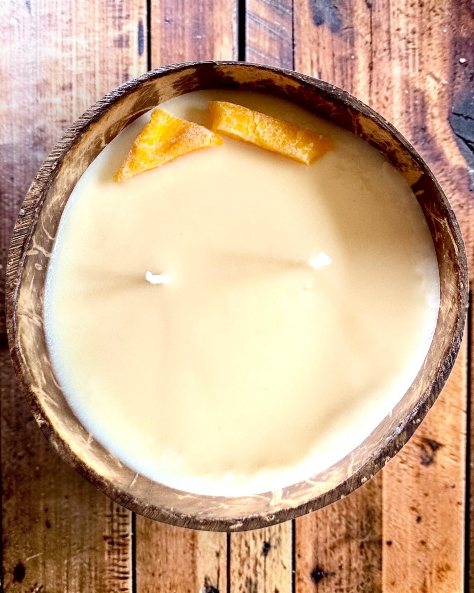 Soy Candle in a Coconut 200-300 ml – Summer Collection, 3 scents to choose from, personalization with engraving
