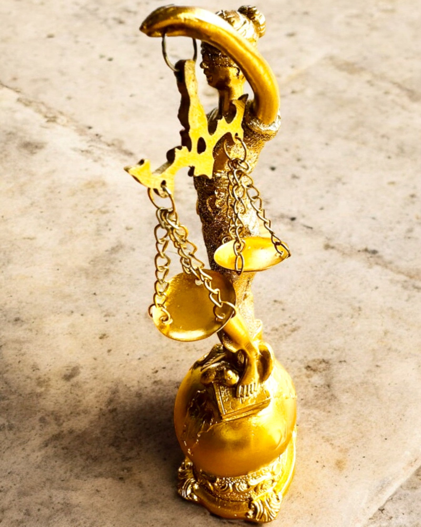 Goddess of Justice Statuette – Artistic Shelf Decoration, Resin Craft, personalization with engraving