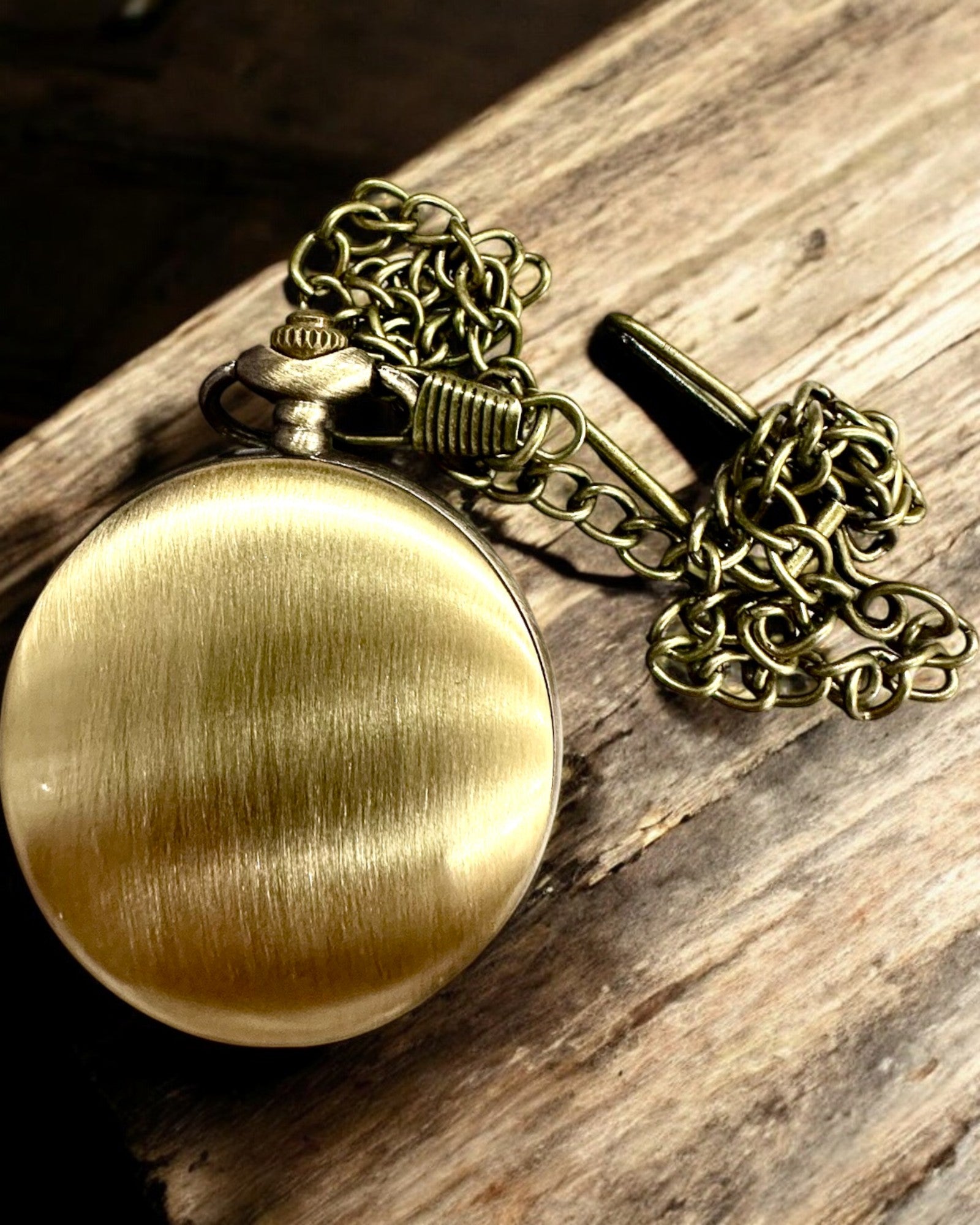 Antique Bronze-Gold Pocket Compass with Filigree Design – Perfect for Explorers and Retro Enthusiasts. Personalization with Engraving