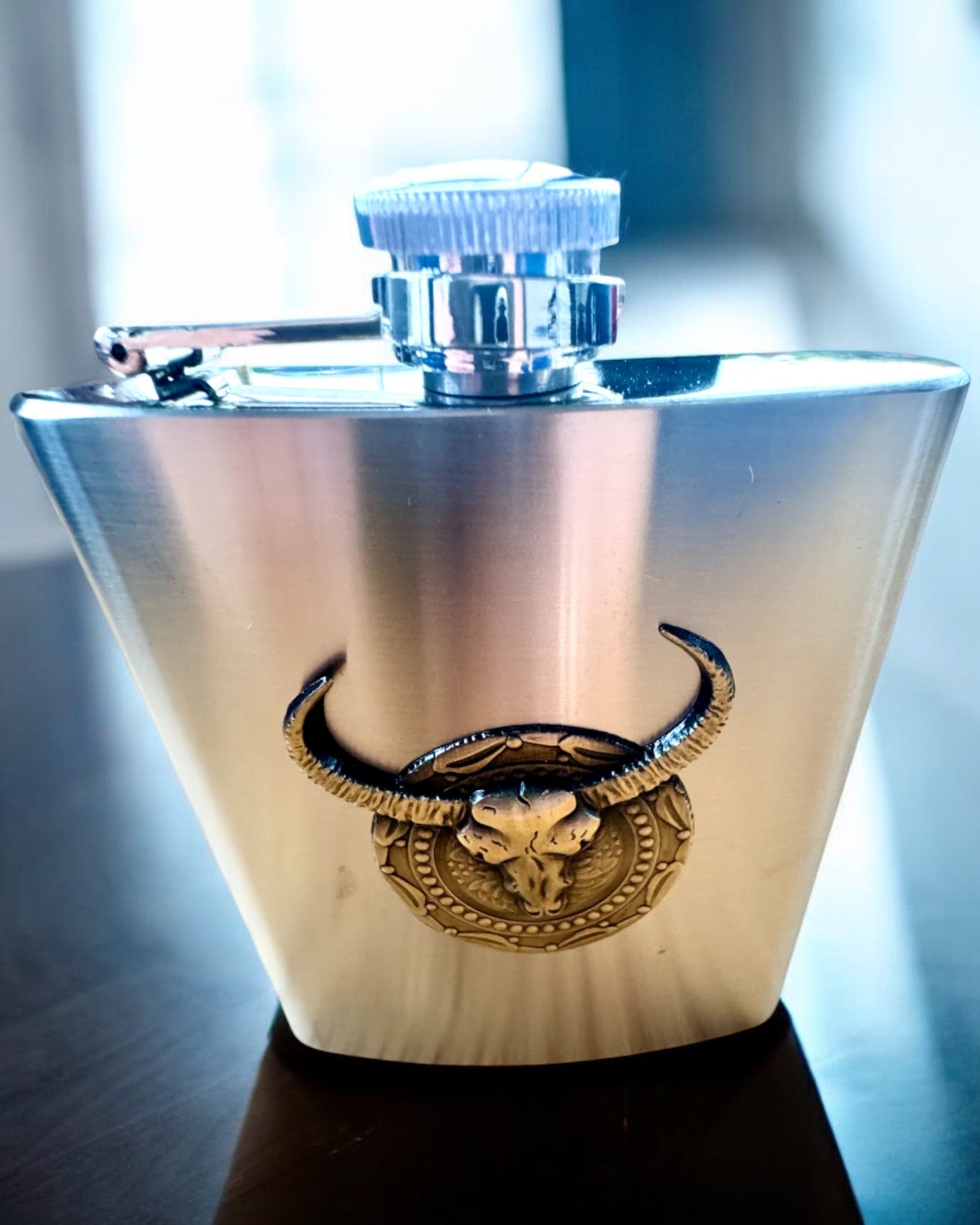 Bizon Flask – Stylish Hip Flask with Bison Motif - Customizable with Engraving for a Gift