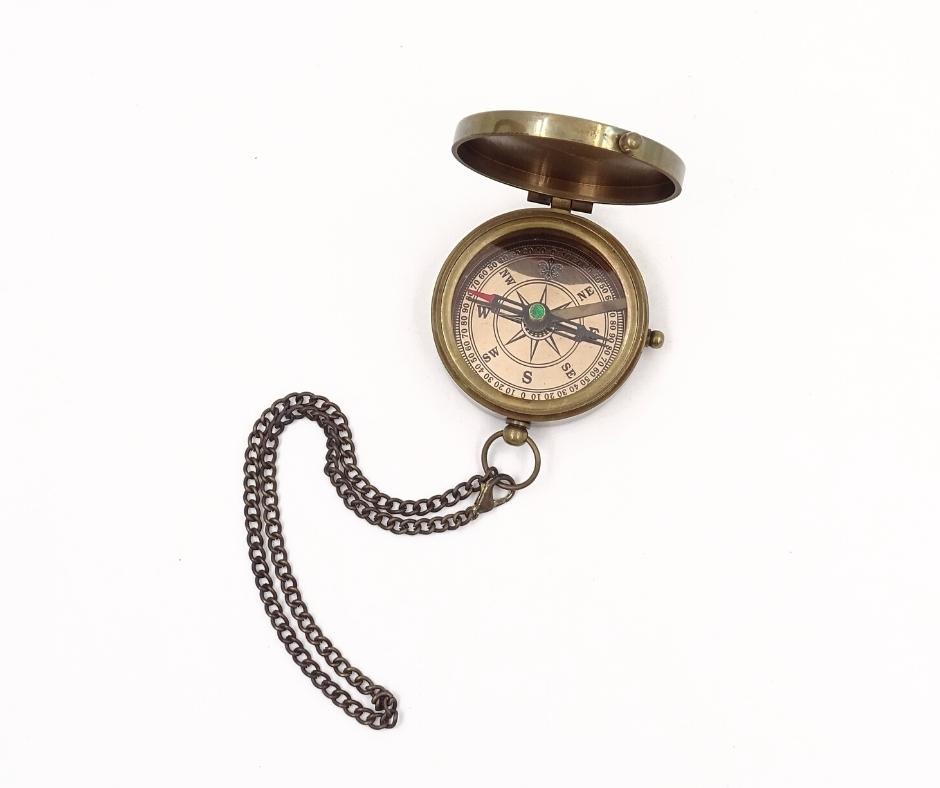 Lockable Compass with Chain in a Leather Case C-64