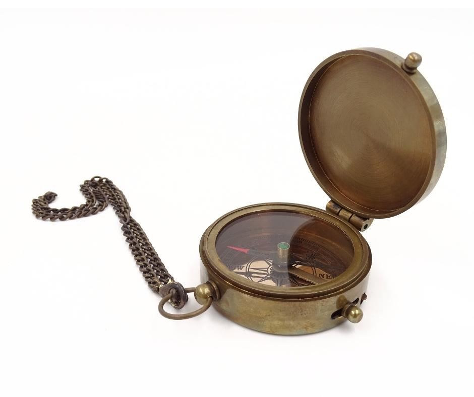 Lockable Compass with Chain in a Leather Case C-64