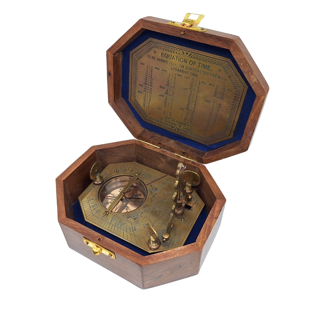 Elegant Brass Compass with Sundial in a Wooden Box - Ideal Gift for Travelers, Retro Style, Dimensions: 11.5 x 8.8 x 9.0 cm, Material: Brass and Wood