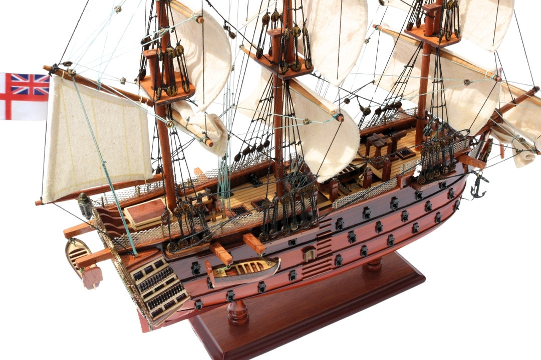 Assembled 54 cm HMS Victory sailing ship model - Handmade replica with the option of personalization by engraving - Ideal gift for sailing enthusiasts - High quality, elegant wooden base
