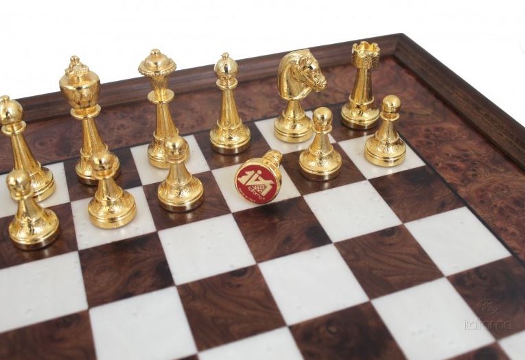 Large Exclusive Italfama Chess Set Made of Gold-Plated Metal 53x53 cm – N137