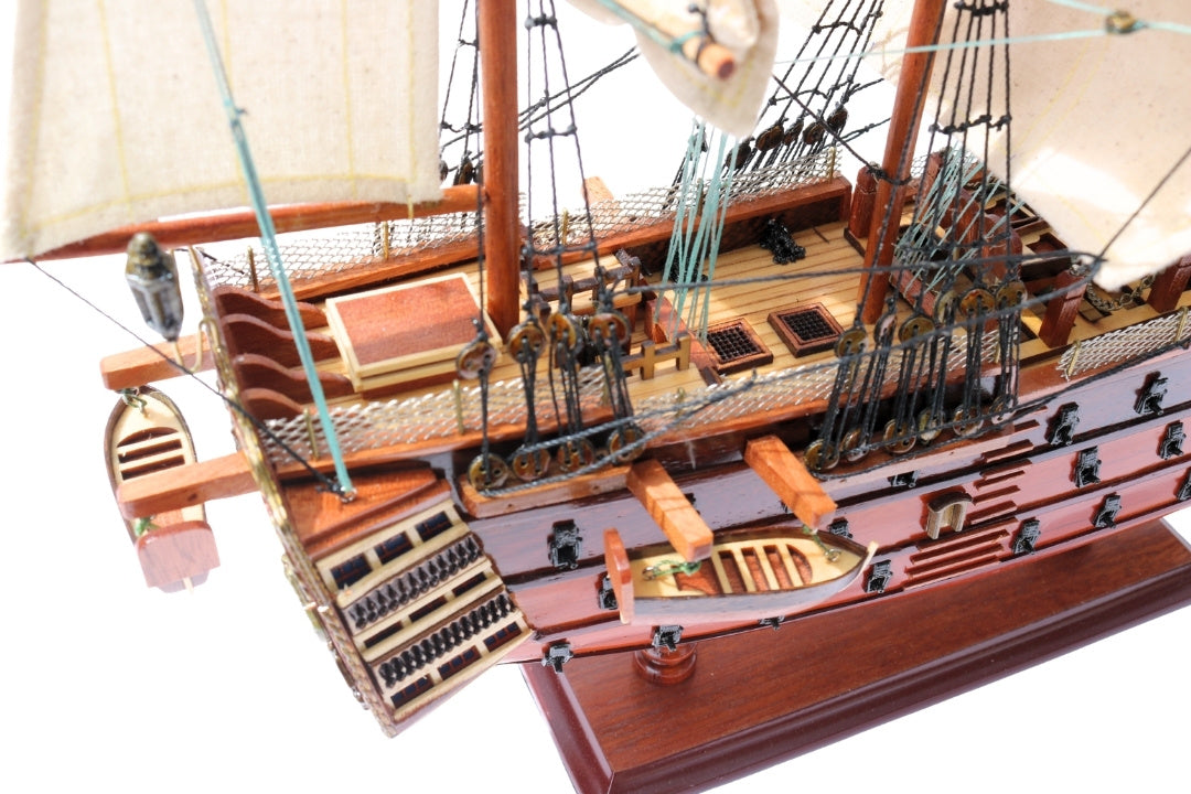 Assembled 54 cm HMS Victory sailing ship model - Handmade replica with the option of personalization by engraving - Ideal gift for sailing enthusiasts - High quality, elegant wooden base