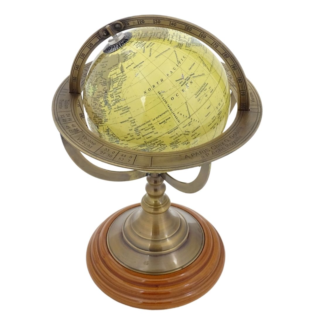 Decorative globe on a brass base - NC2142