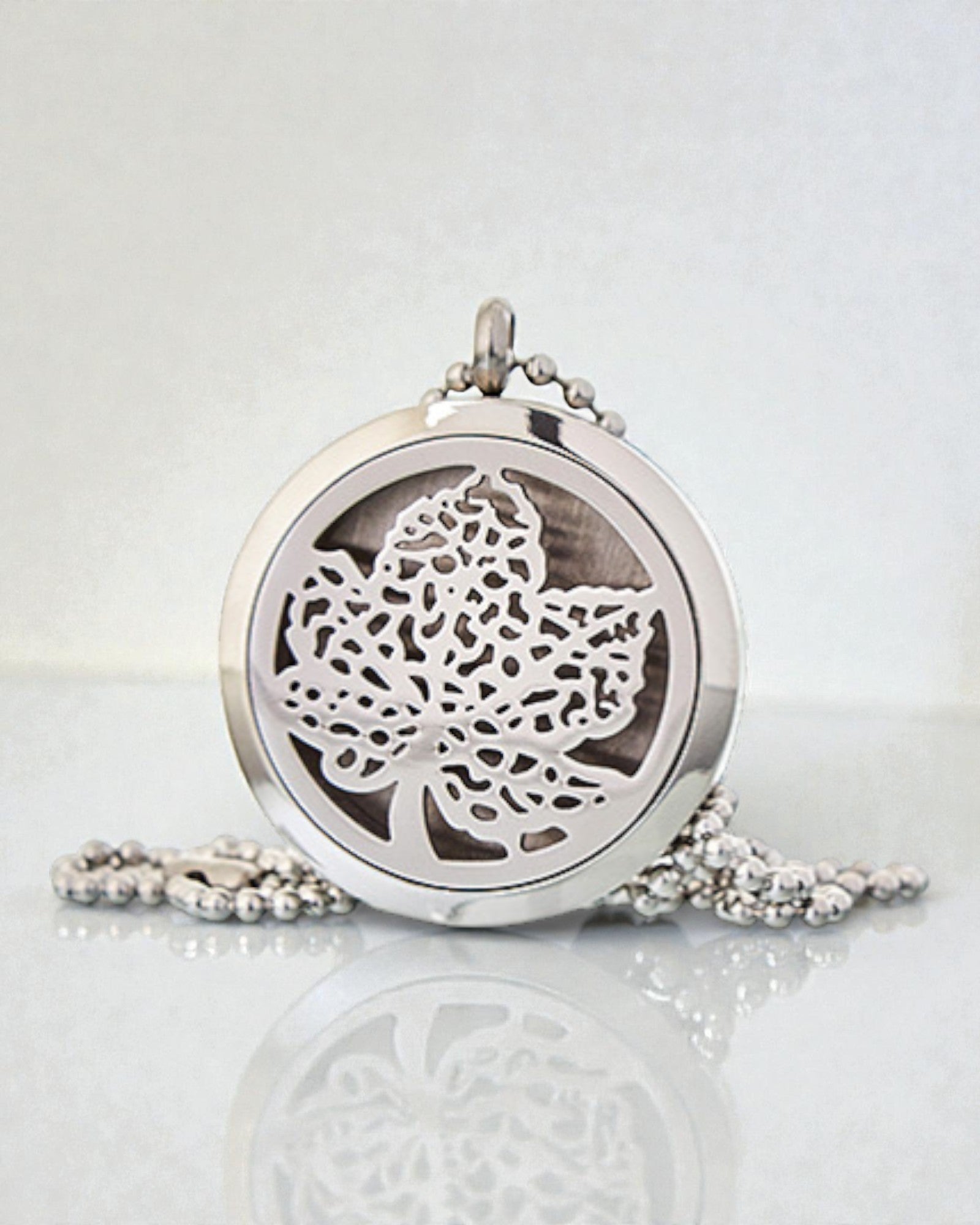 Green Harmony – Aromatherapy Leaf Necklace 30 mm