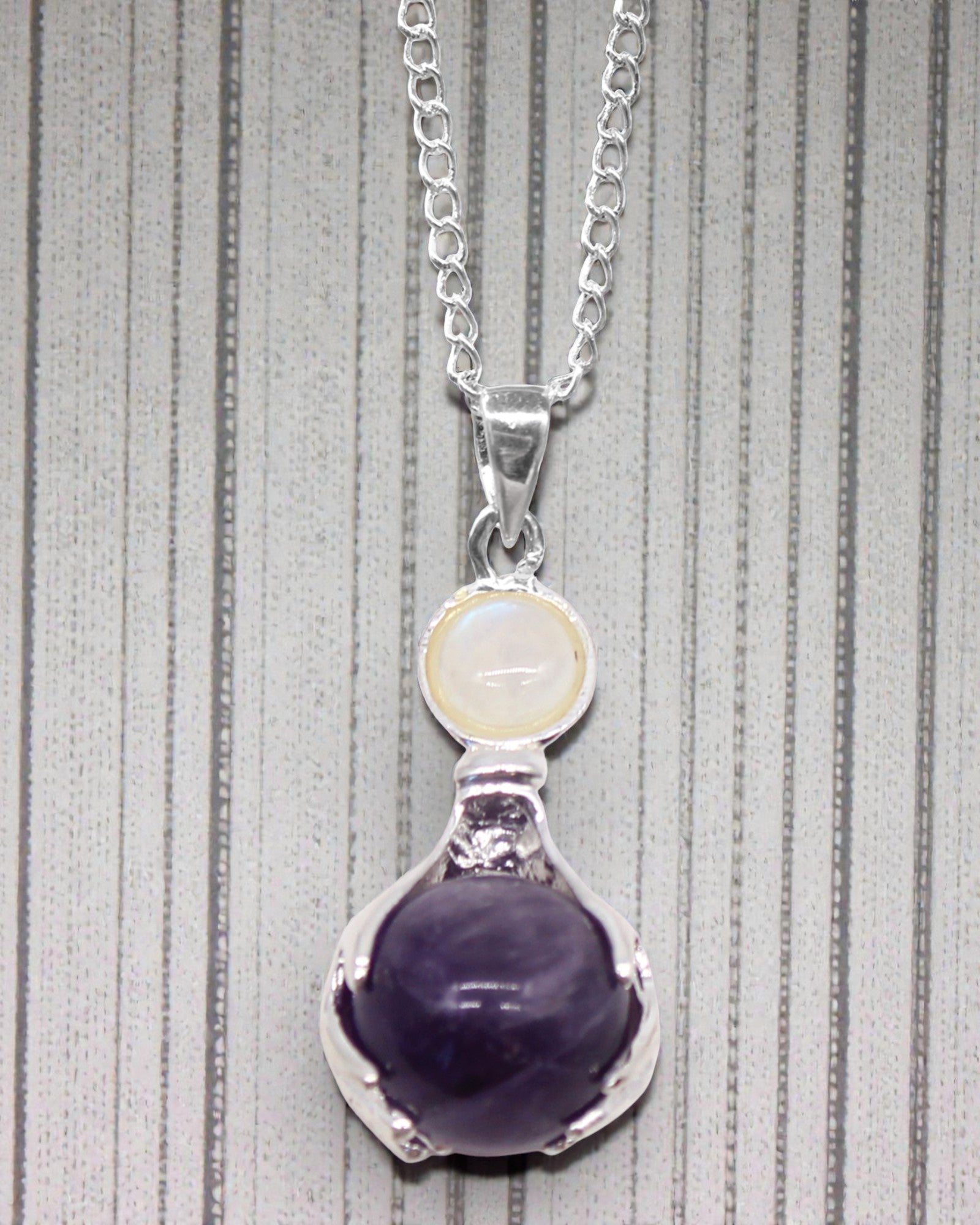 Amethyst Hands – Amethyst Pendant of Healing Hands
