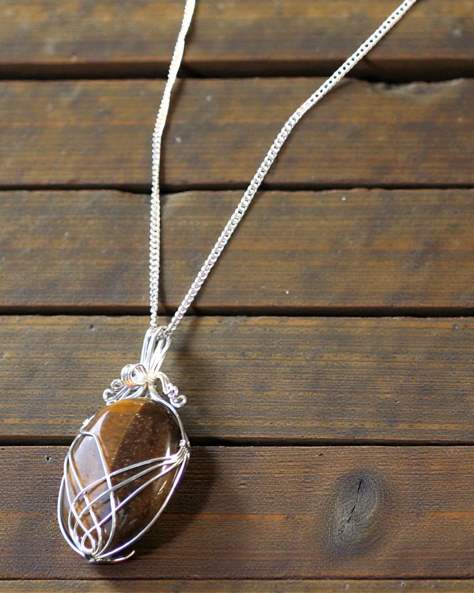 Zawijas Mocy – Ręcznie Oplatany Naszyjnik z Tygrysim Okiem