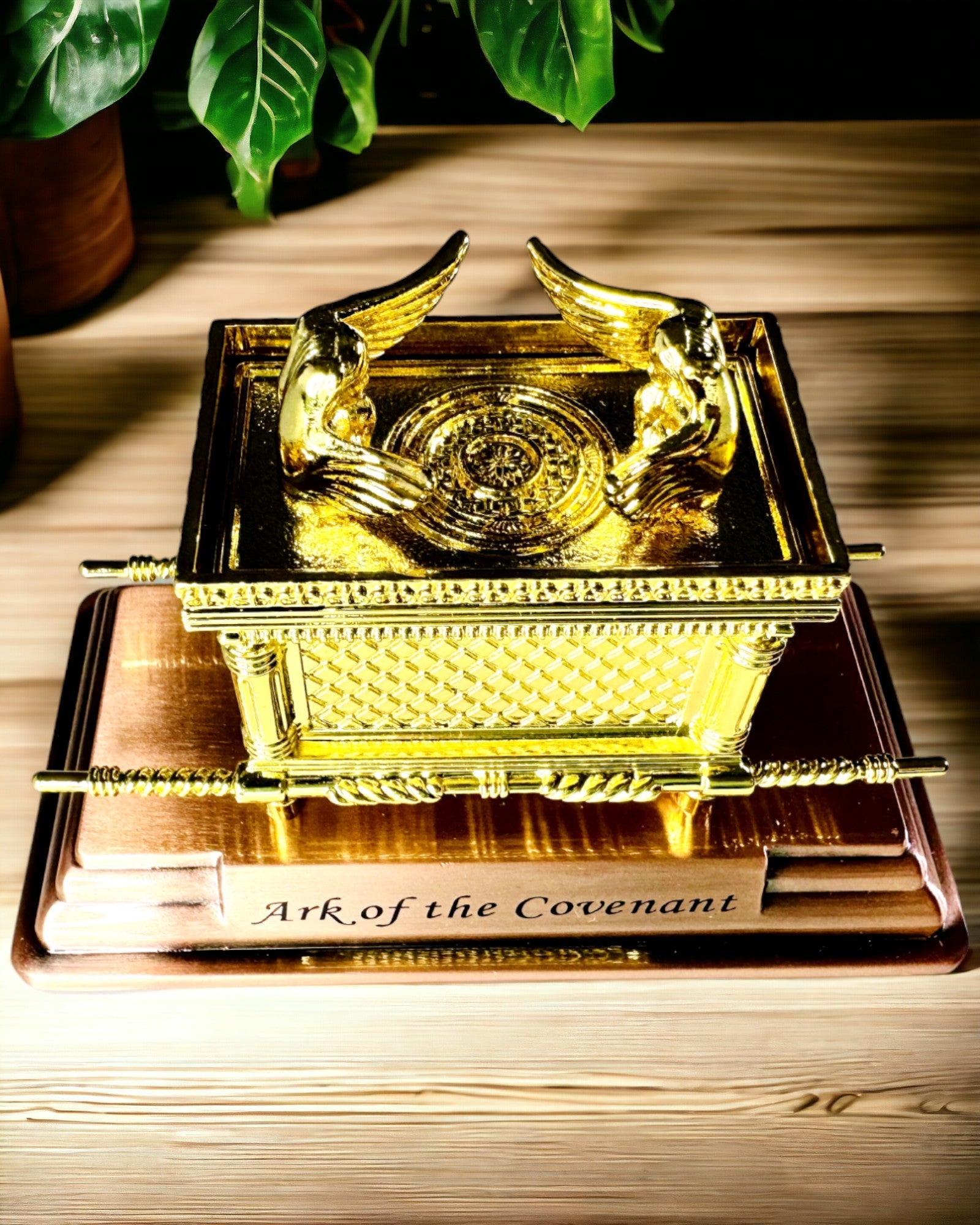Majestic Miniature of the Ark of the Covenant in Golden Frame 11.2 x 5.8 x 7.3cm - Exclusive Ark, Decoration in Golden Edition
