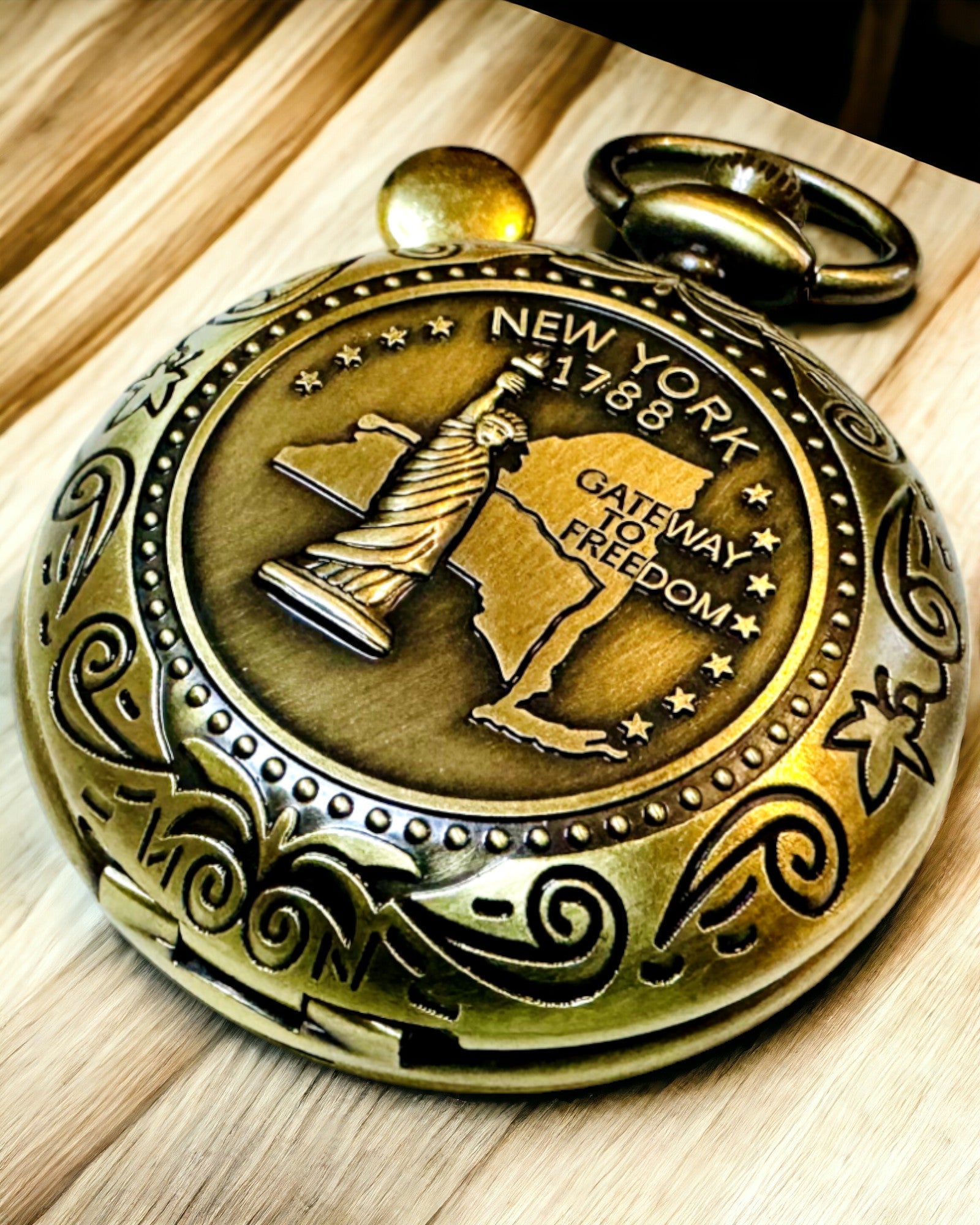Pocket Retro Compass with New York Theme – Multifunctional, Elegant Compass with Image of the Statue of Liberty