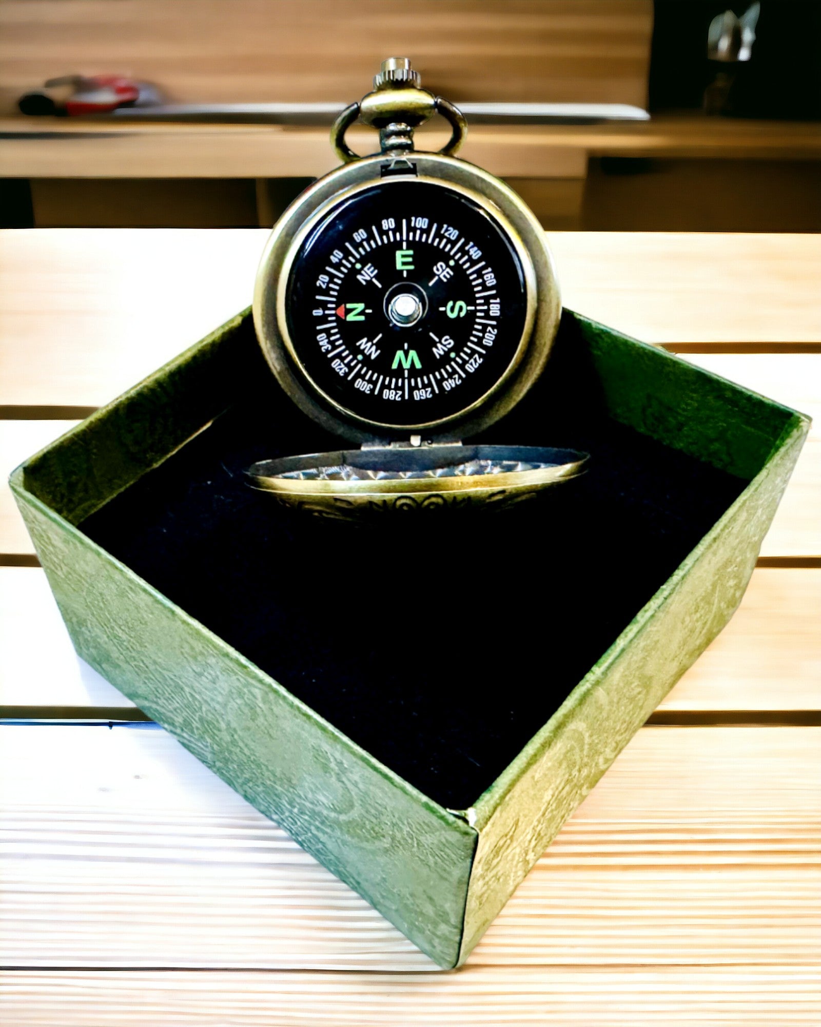 Pocket Retro Compass with New York Theme – Multifunctional, Elegant Compass with Image of the Statue of Liberty