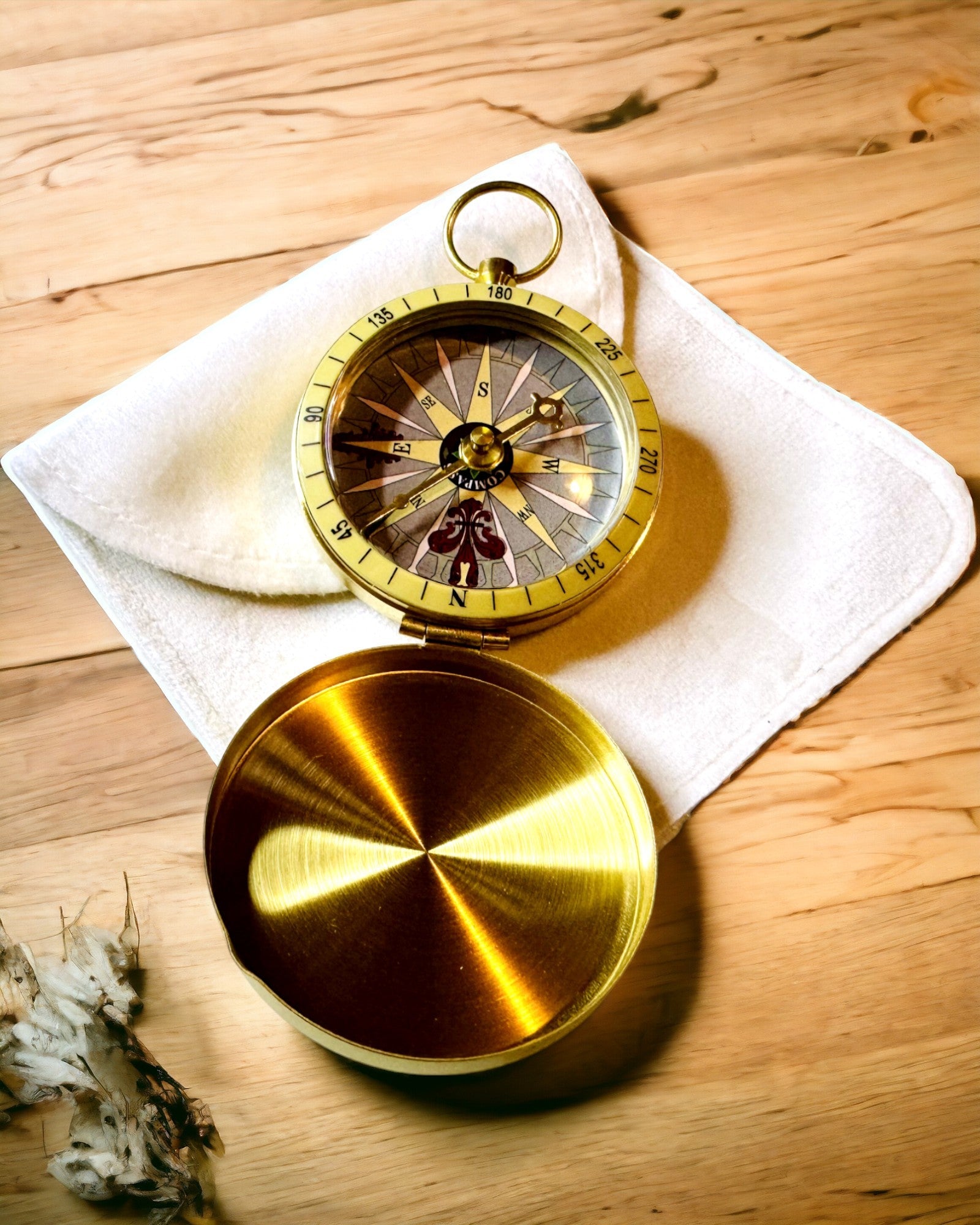 Retro Style Navigation Compass – Portable and Precise Direction-Finding Instrument for Travelers and Explorers. Engraving, personalization.