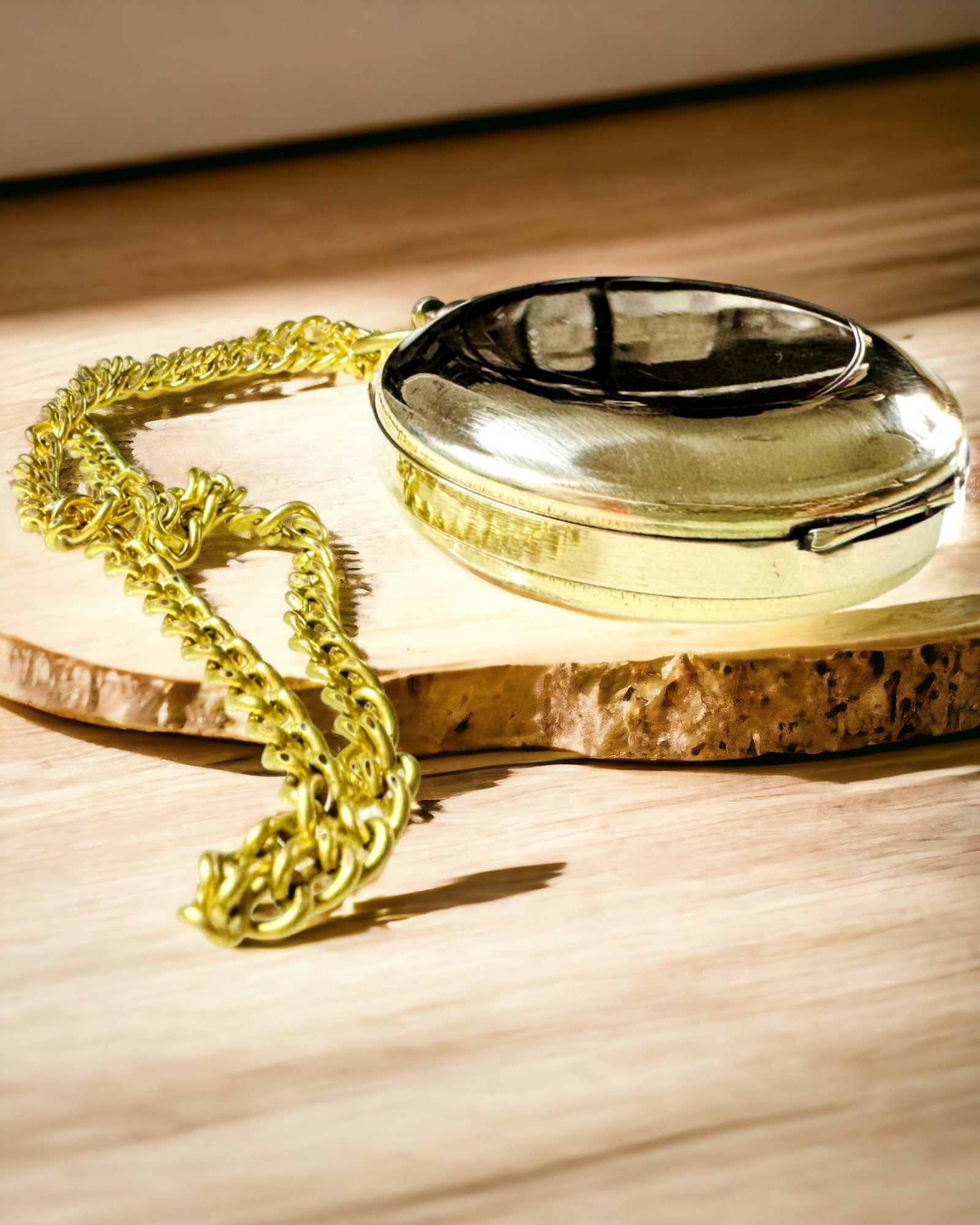 Golden Color Adventure Compass – Elegant Discovery Navigator