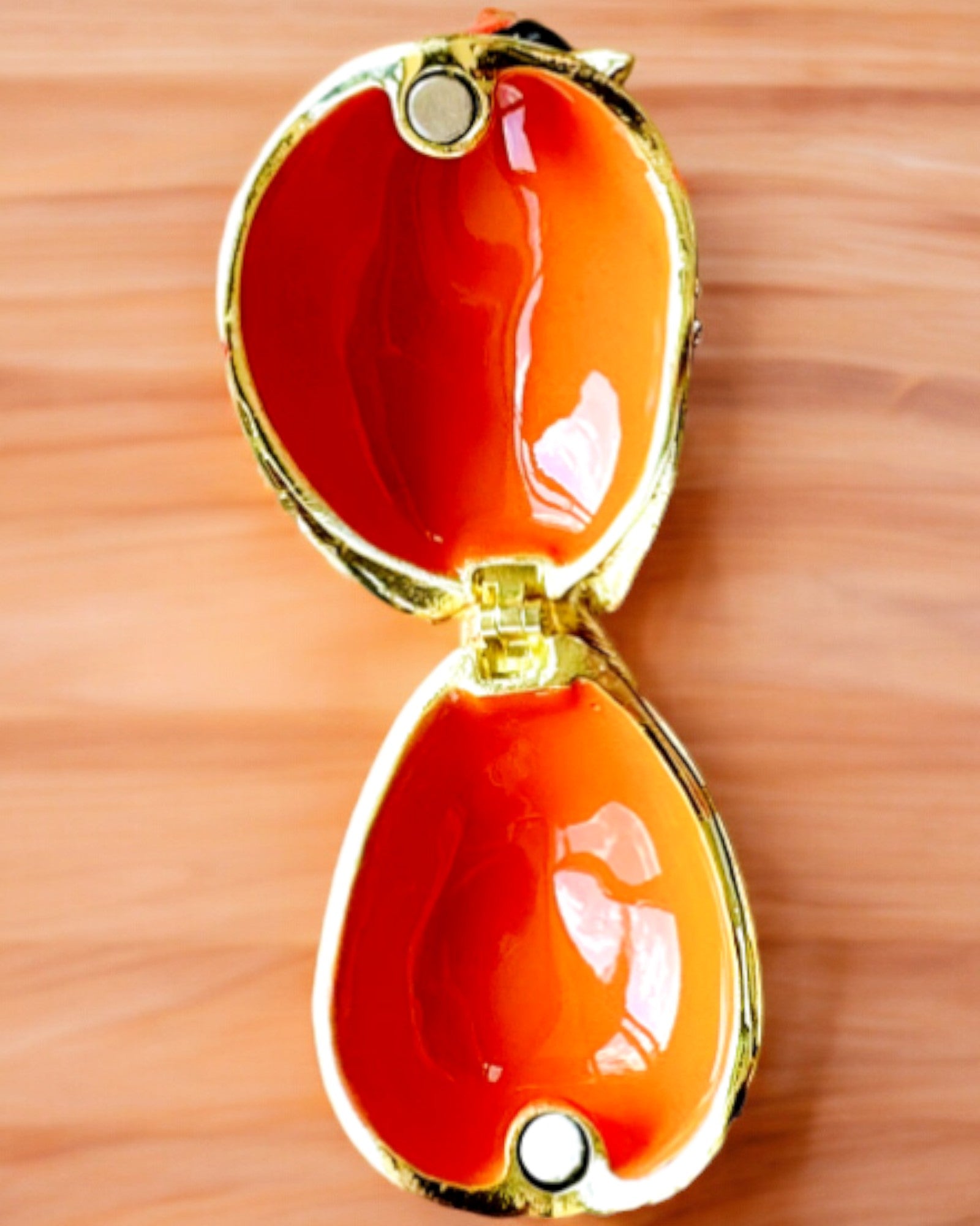 Elegant cardinal-shaped box with engraving option