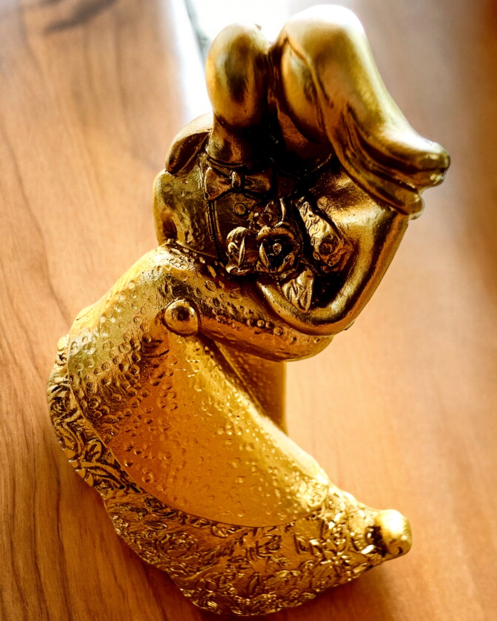 "Eternal Love" Figurine in Gold - 11 cm, Small Decorative Figurine with Engraving Option