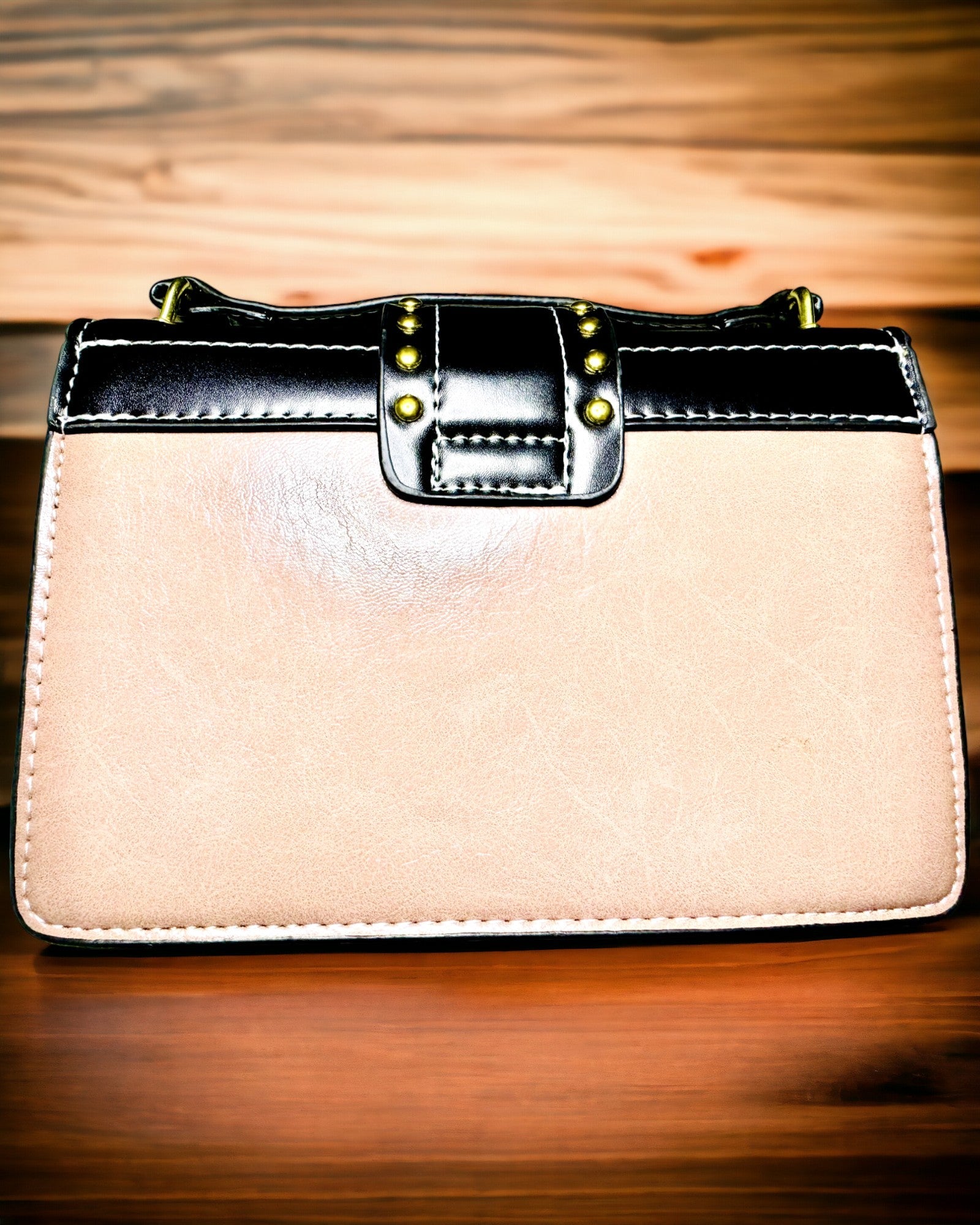 Square Light Purple Shoulder Bag with Lion Motif – Elegant Handbag Made of Textured PU Leather. Personalization with Engraving