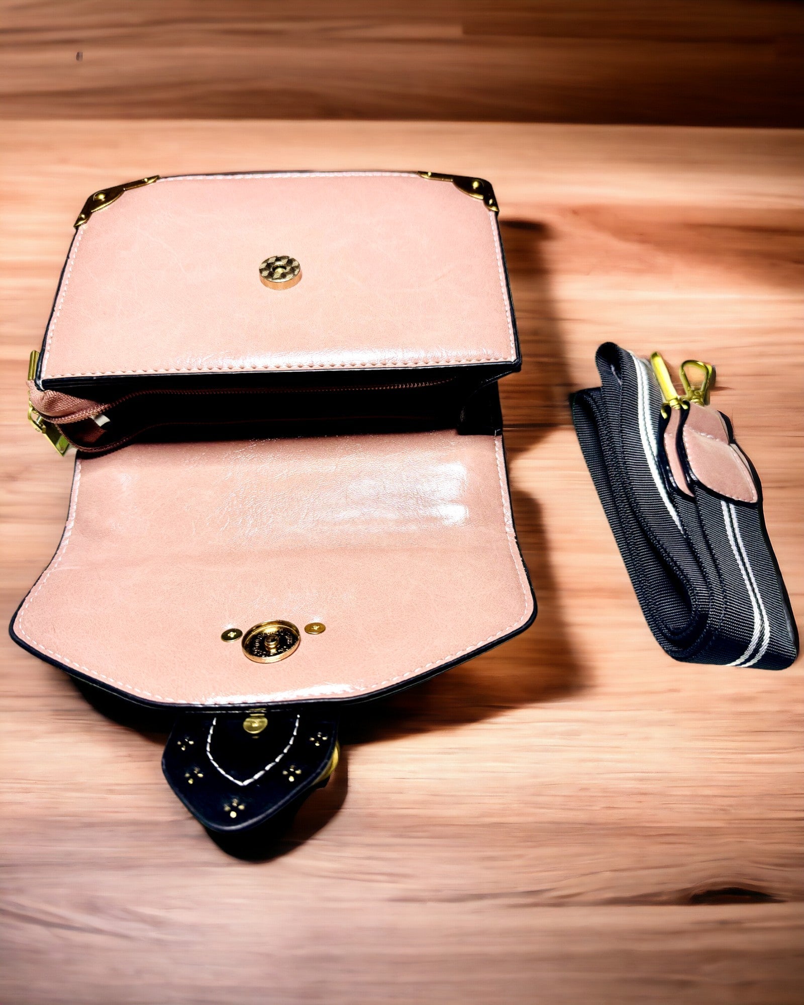 Square Light Purple Shoulder Bag with Lion Motif – Elegant Handbag Made of Textured PU Leather. Personalization with Engraving