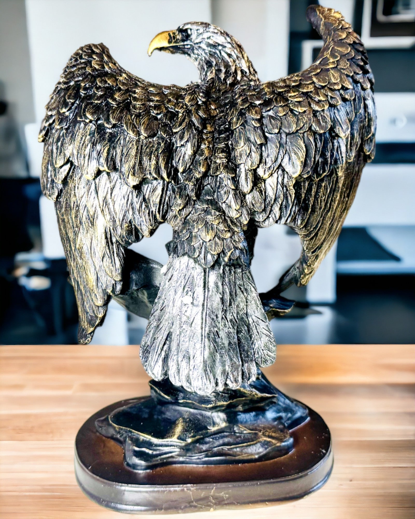 Decorative Statuette "Flying Eagle" – Majestic Symbol of Strength and Freedom