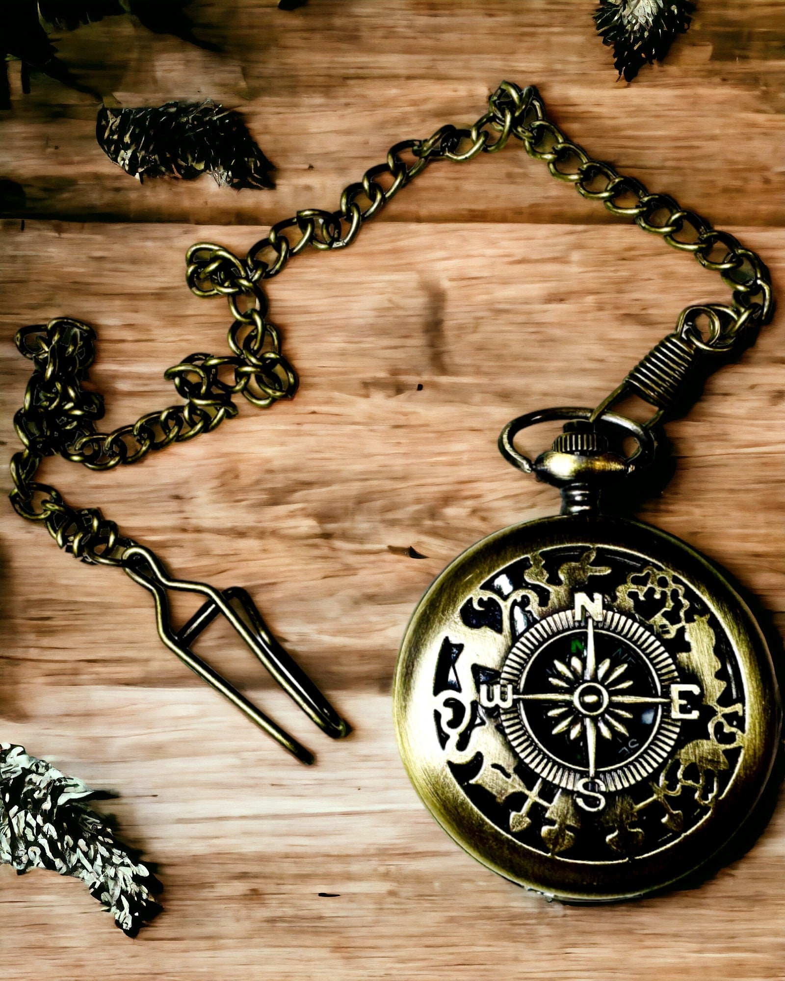 Antique Bronze-Gold Pocket Compass with Filigree Design – Perfect for Explorers and Retro Enthusiasts. Personalization with Engraving