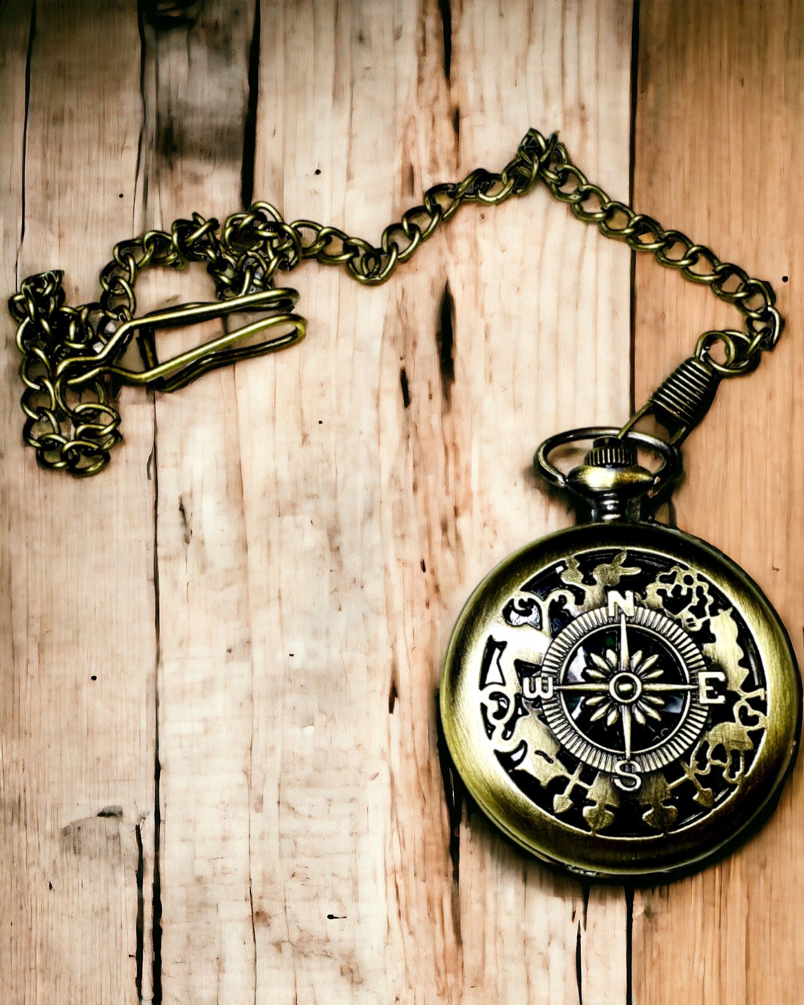 Antique Bronze-Gold Pocket Compass with Filigree Design – Perfect for Explorers and Retro Enthusiasts. Personalization with Engraving