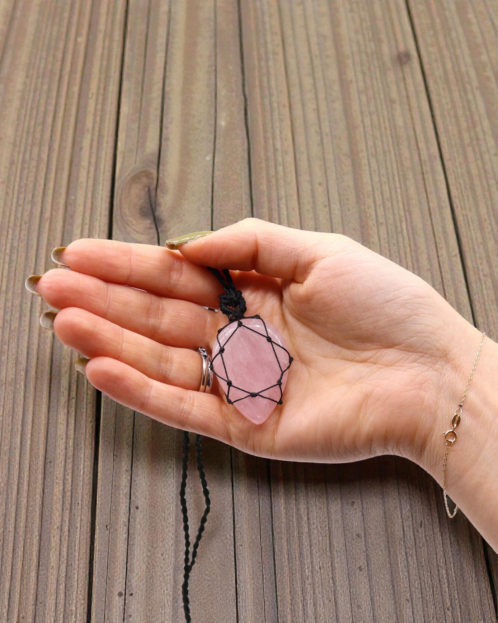 Tear of Love – Macramé Necklace with Rose Quartz