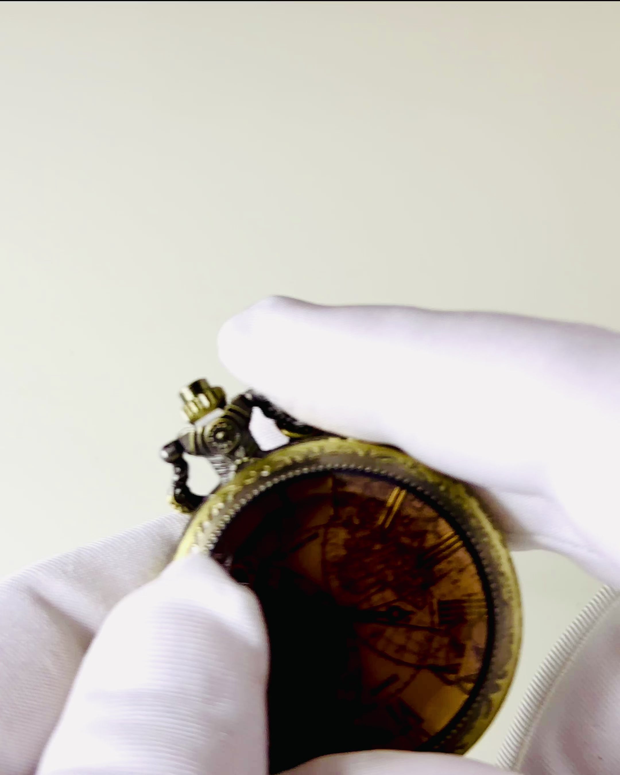 Classic Quartz Pocket Watch with World Map – Vintage Style Pendant with Chain for Her and Him, Engraving