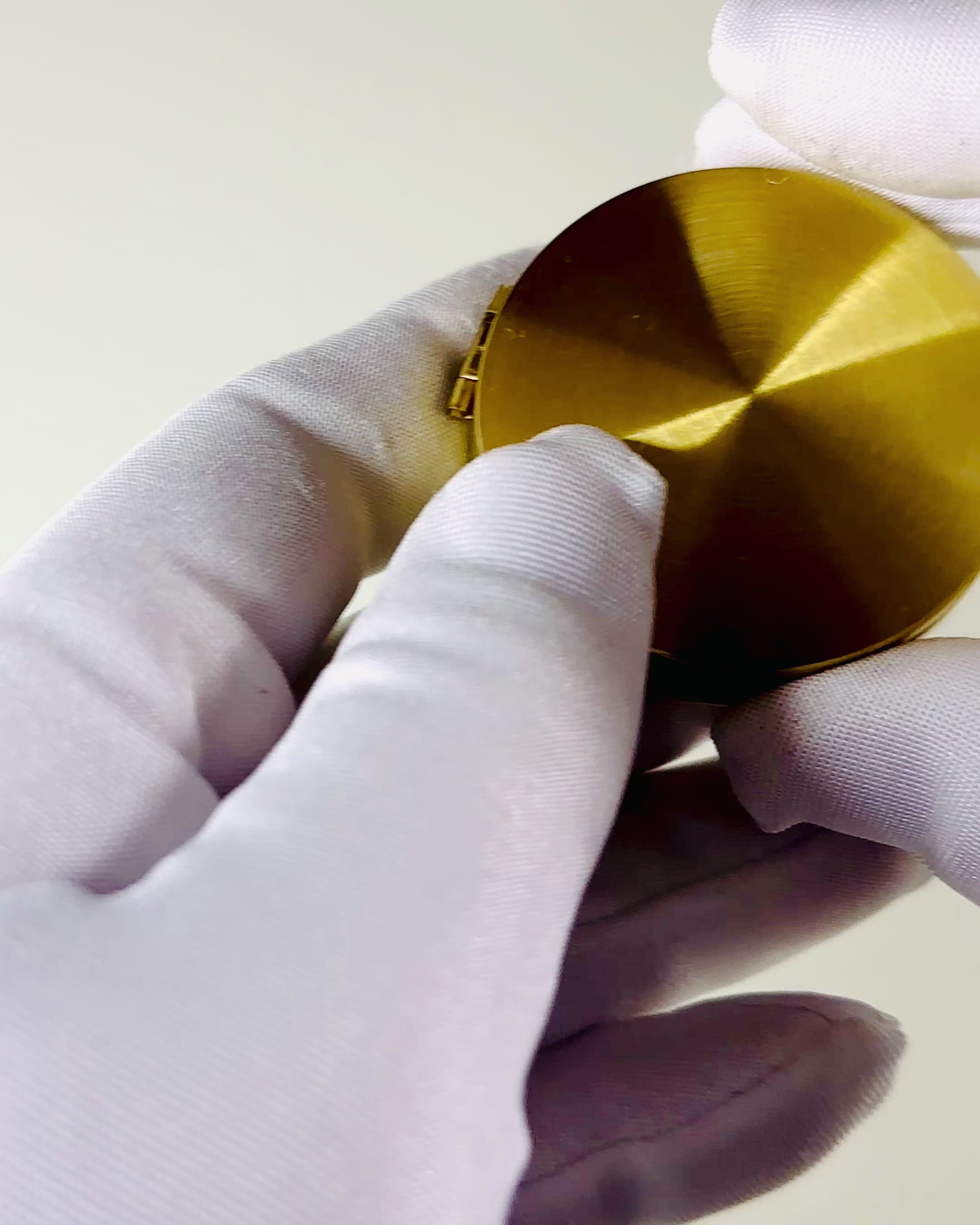 Retro Style Navigation Compass – Portable and Precise Direction-Finding Instrument for Travelers and Explorers. Engraving, personalization.