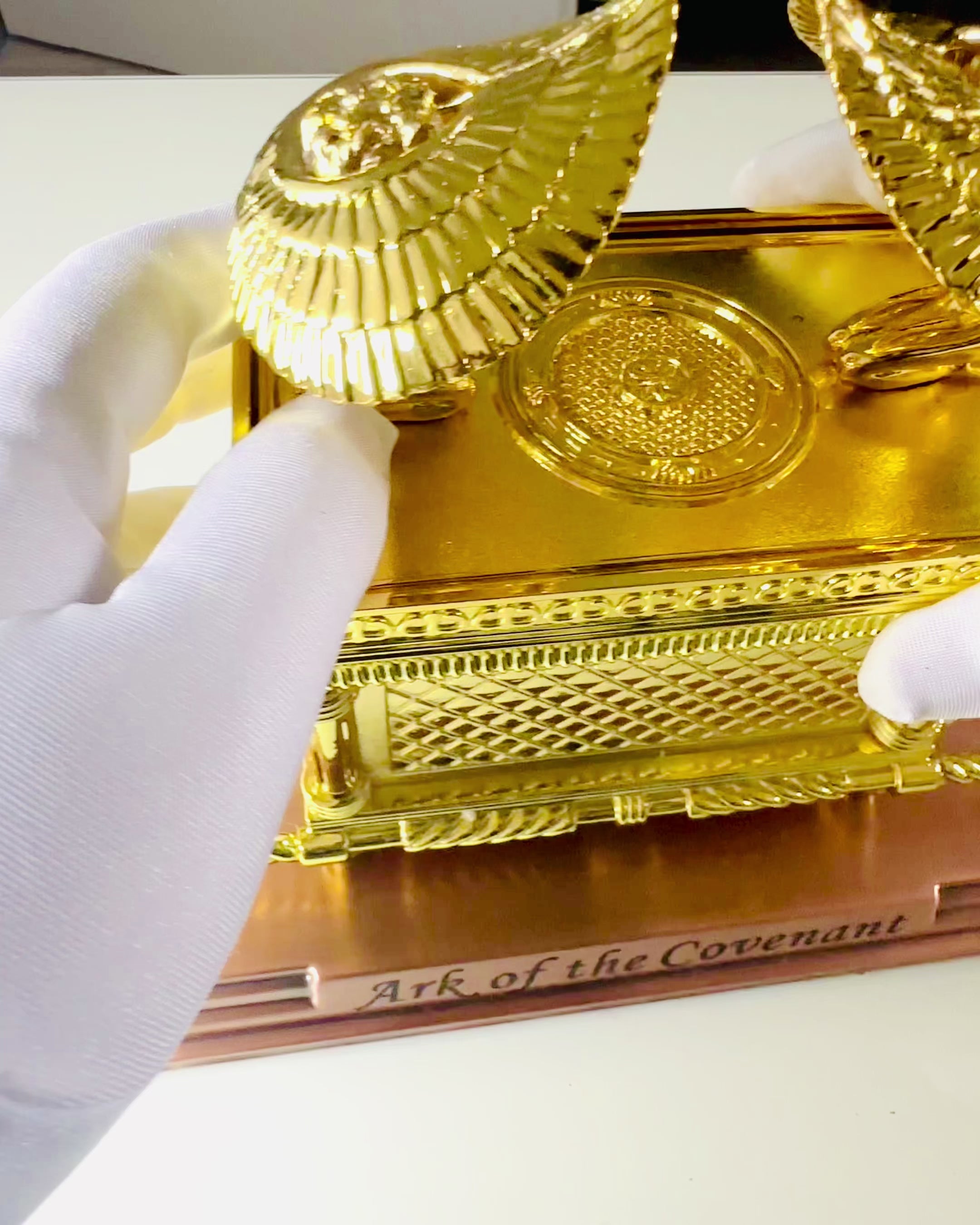 Replica of the Gilded Ark of the Covenant – Decorative Ark Statue Made of Copper in XL Size 28x15.6x20 cm