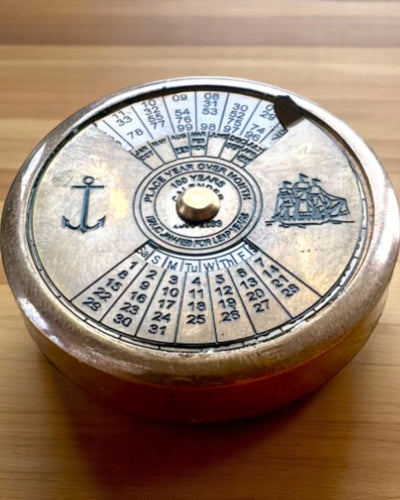 Mini Captain's Calendar "Navigator" – brass decoration with a maritime spirit, engraving option for a gift, 5 cm in diameter